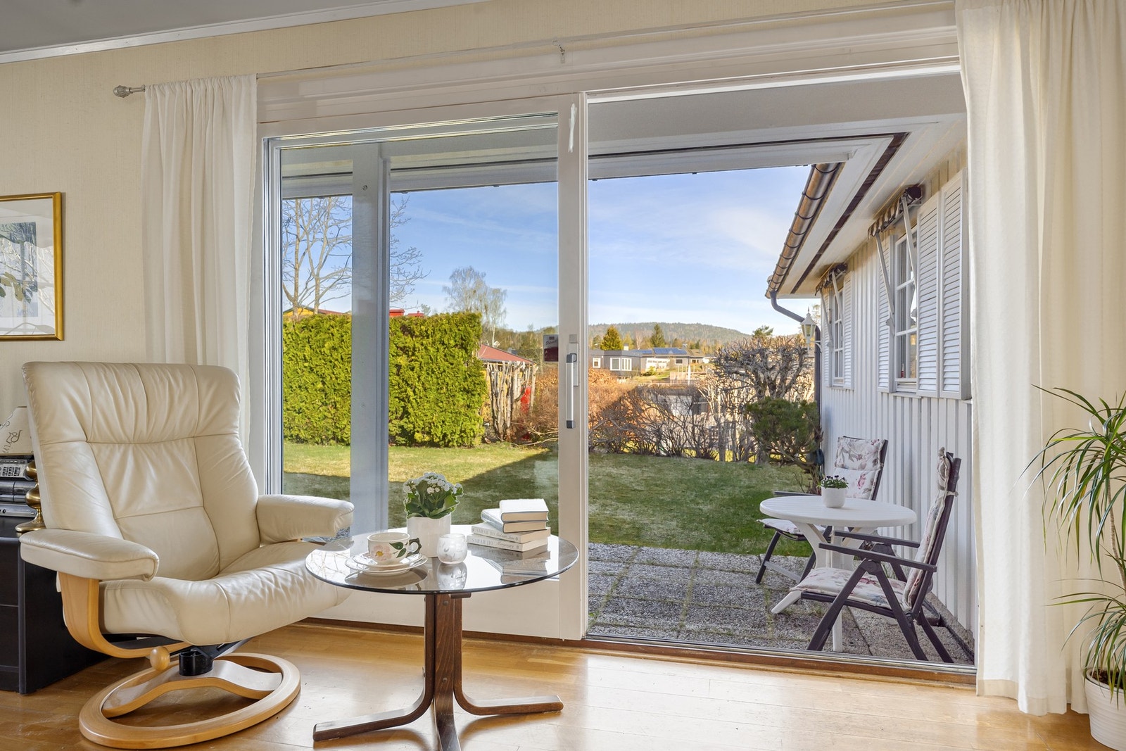 Fra stuen har man egen utgang til terrassen pg hagen. Galleribilde