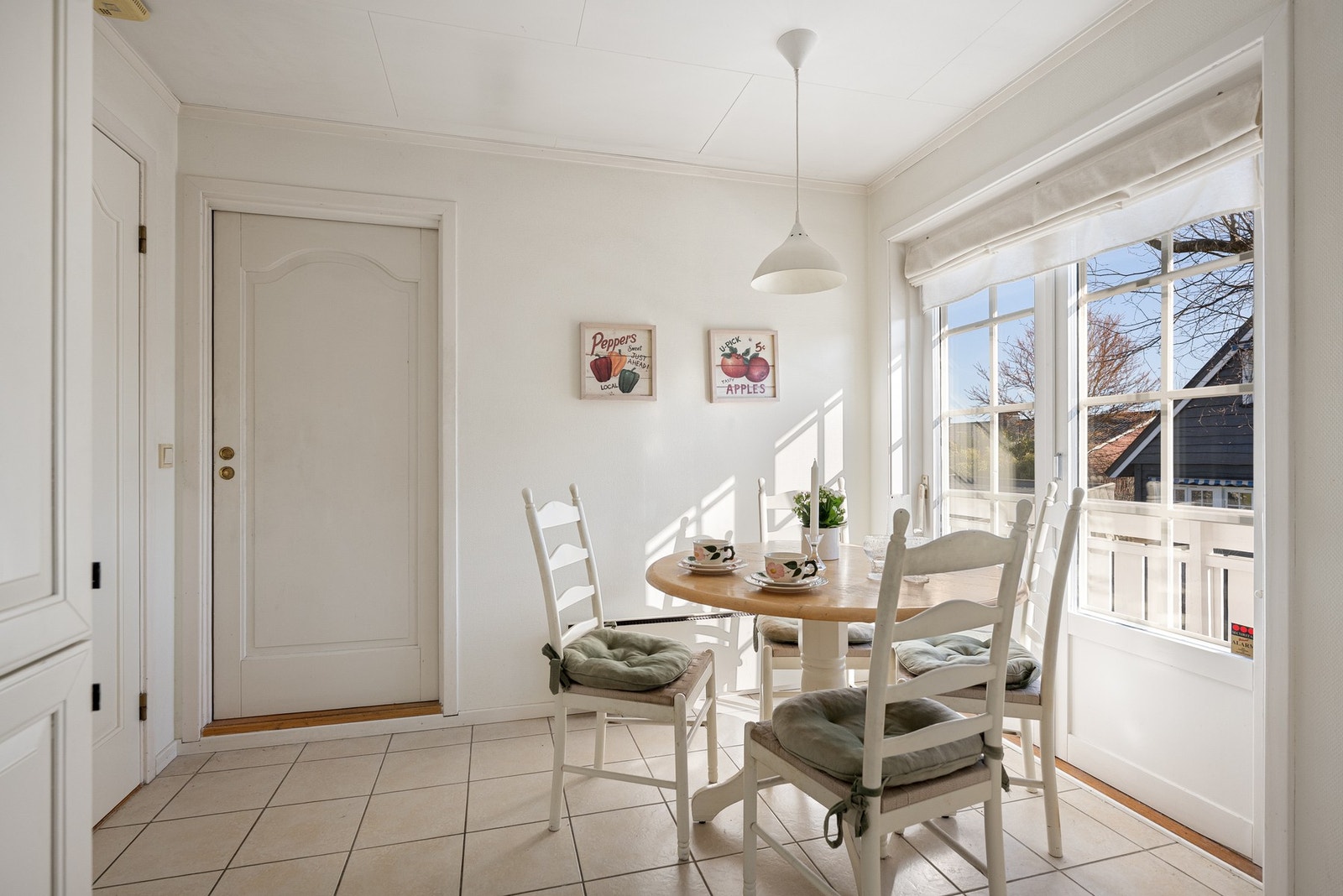 Lys og trivelig spiseplass ved utgang til balkong gir en hyggelig ramme rundt dagens måltider. Galleribilde