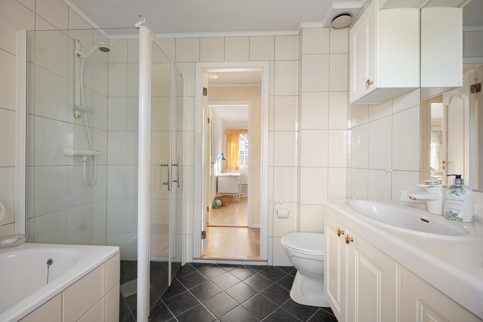 Her har man både dusj og badekar, samt dobbeltservant. Galleribilde