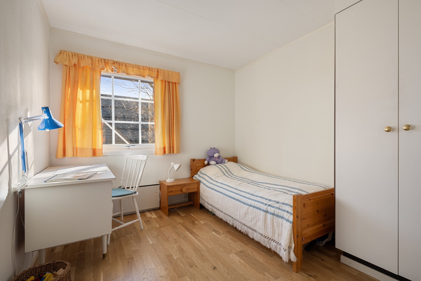 De er av god størrelse med plass til seng, garderobe og skrivepult. Galleribilde
