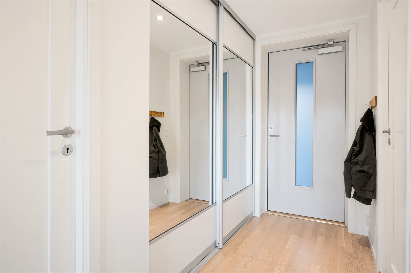 God garderobe i gangen. Galleribilde