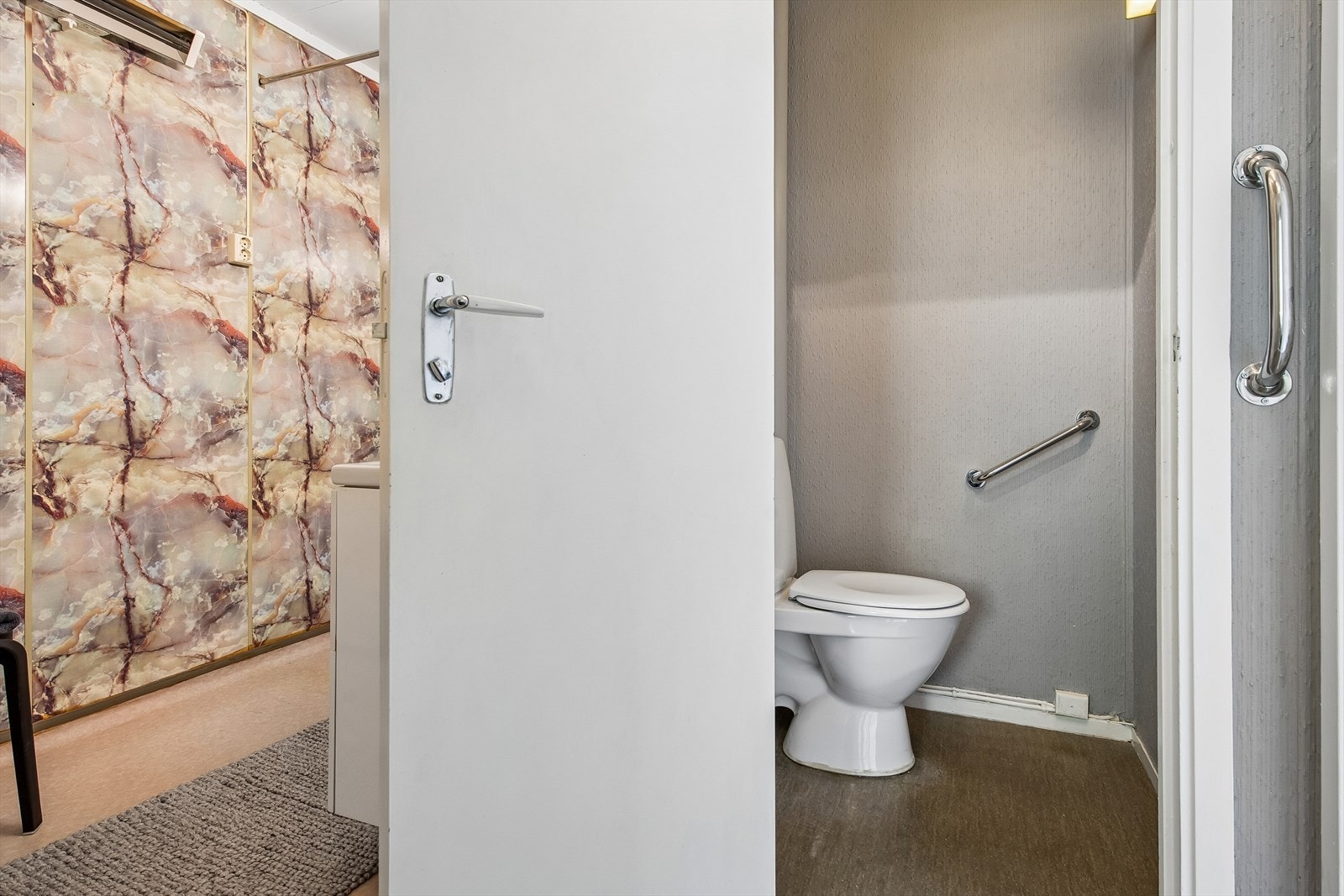 Praktisk løsning med separat toalettrom. Rommet har gulvmontert toalett og naturlig avtrekk. Galleribilde