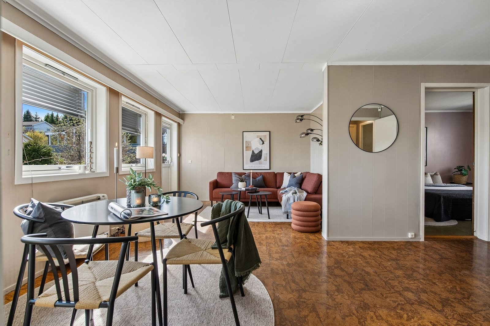 En luft-til-luft varmepumpe fra 2019 er plassert i stuen og gir effektiv oppvarming. Galleribilde