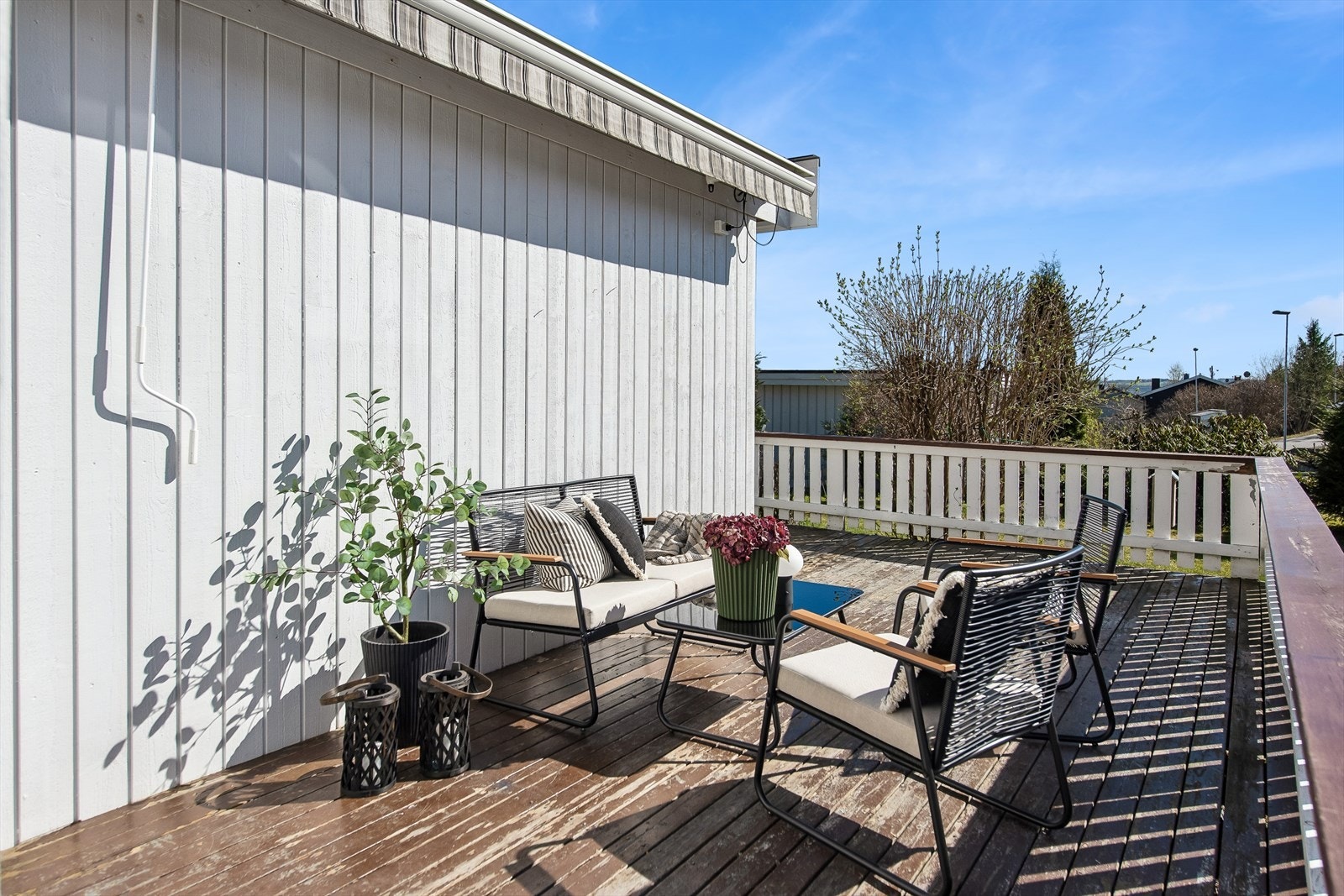 Fra stuen er det utgang til en romslig og sørvendt terrasse på 19 m². Galleribilde