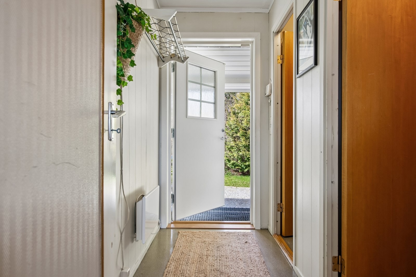 Entréen ønsker velkommen inn. Ytterdøren i treverk med 2-lags isolerglass er fra 2020. Galleribilde