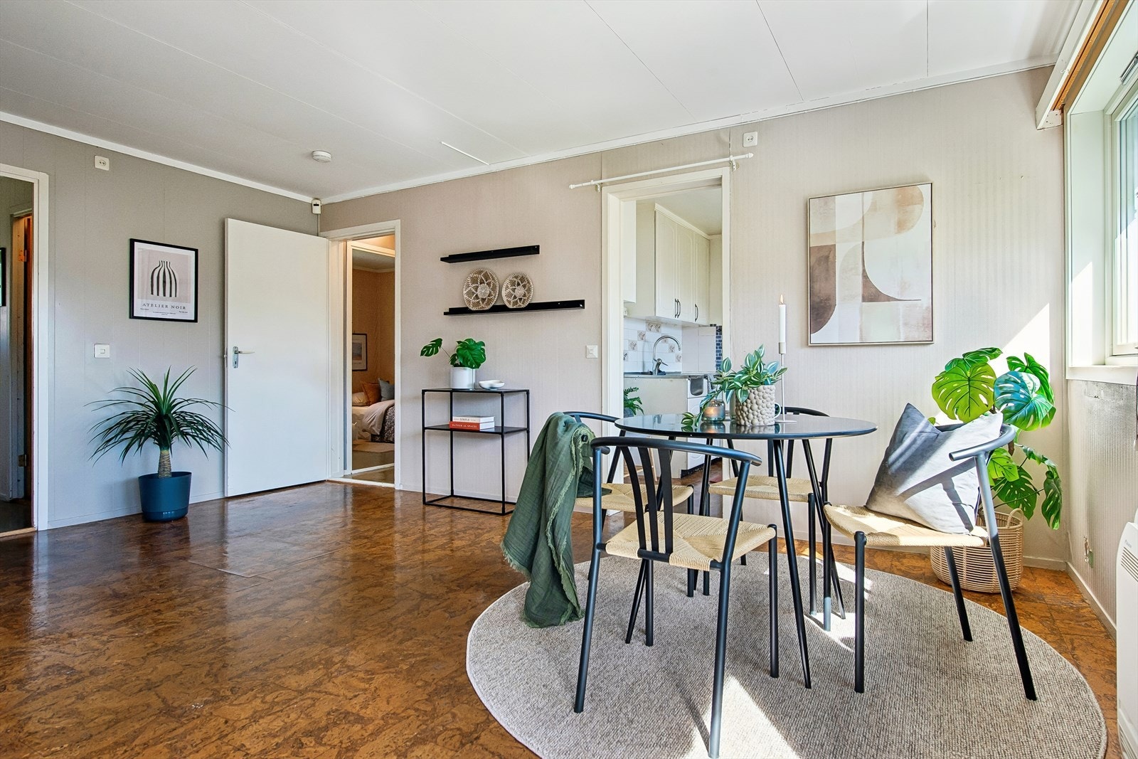 Stuen er romslig og gir plass til både spisebord og en egen sofakrok. Galleribilde