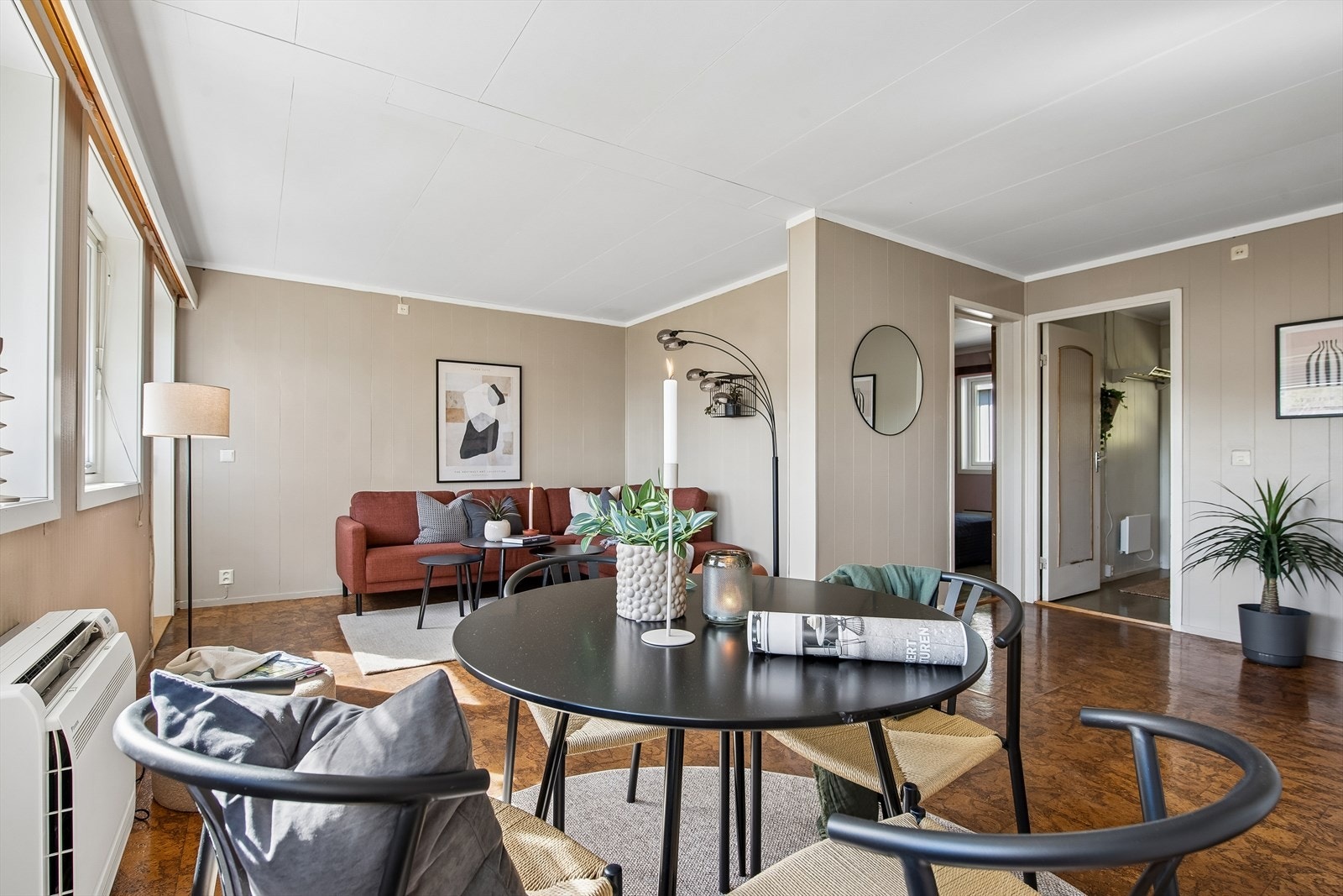 Utsyn mot hagen og nærområdet fra stuen. Galleribilde