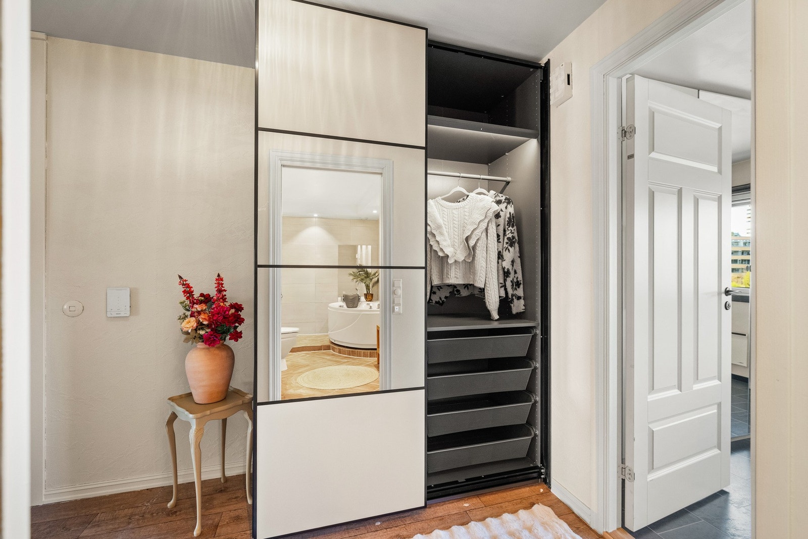 I entréen er det skyvedørsgarderobe for oppbevaring av yttertøy. Galleribilde