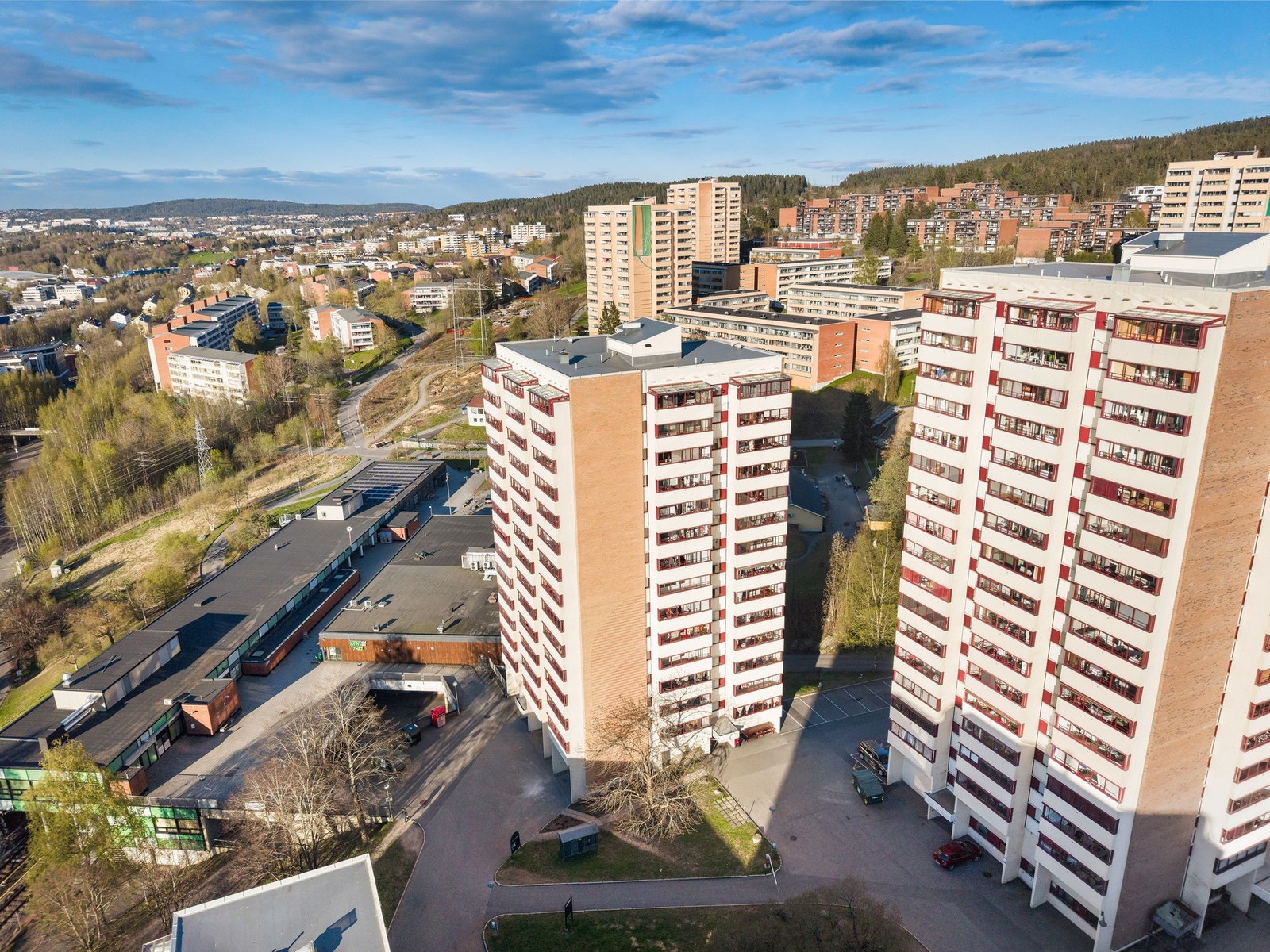 Boligbygget ligger i et etablert og rolig boligområde med nærhet til alt en måtte trenge. Galleribilde