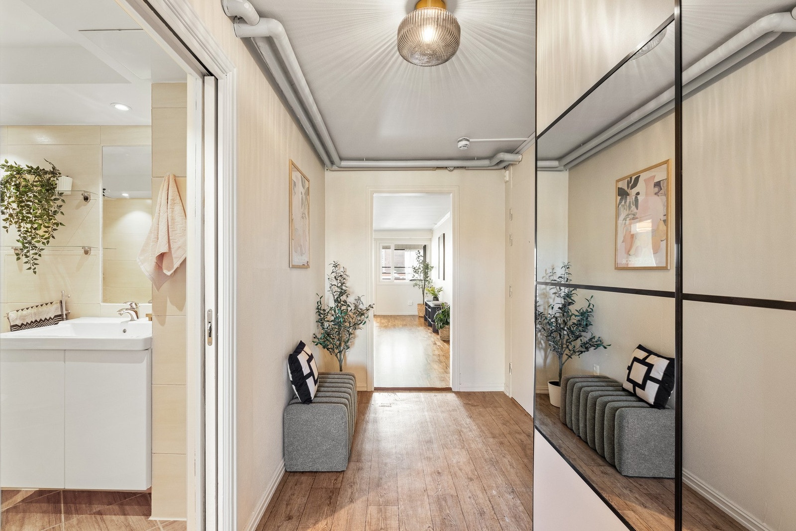 Baderommet har adkomst fra gangen og posisjonerer seg midt i leiligheten. Praktisk! Galleribilde
