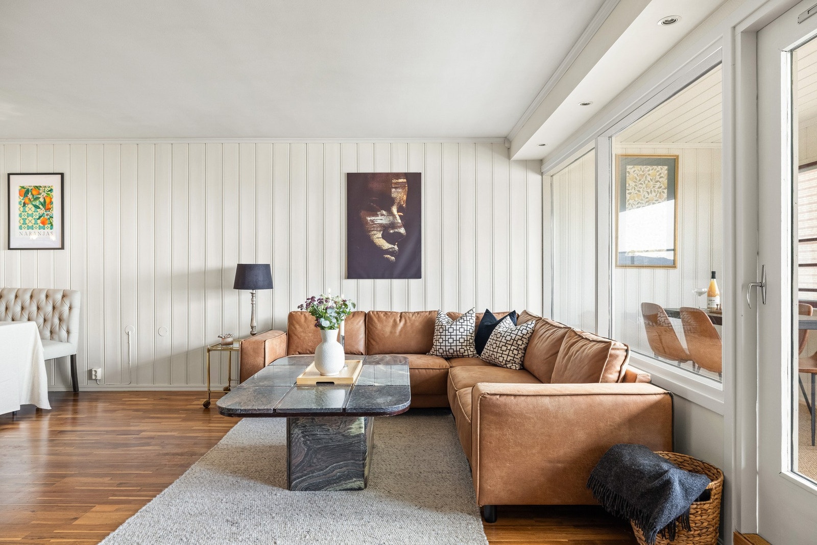Lys og innbydende stue med god plass til både sofagruppe og spisebord. Galleribilde