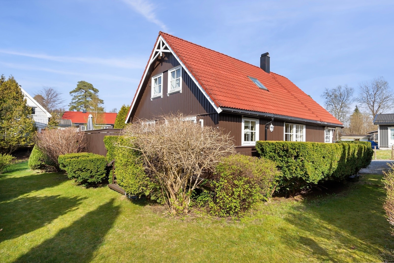 Koselig hage med plass til lek og rekreasjon for familien. Galleribilde