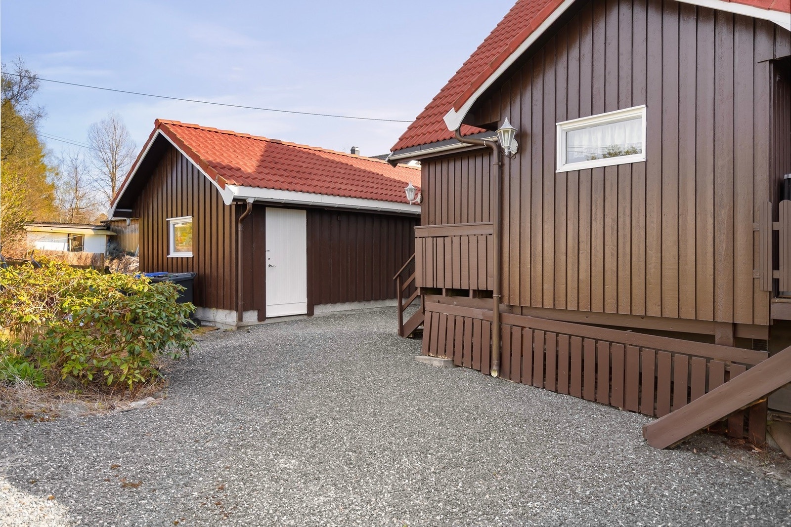 I 2022 ble yttervegger malt (hus og garasje). Galleribilde