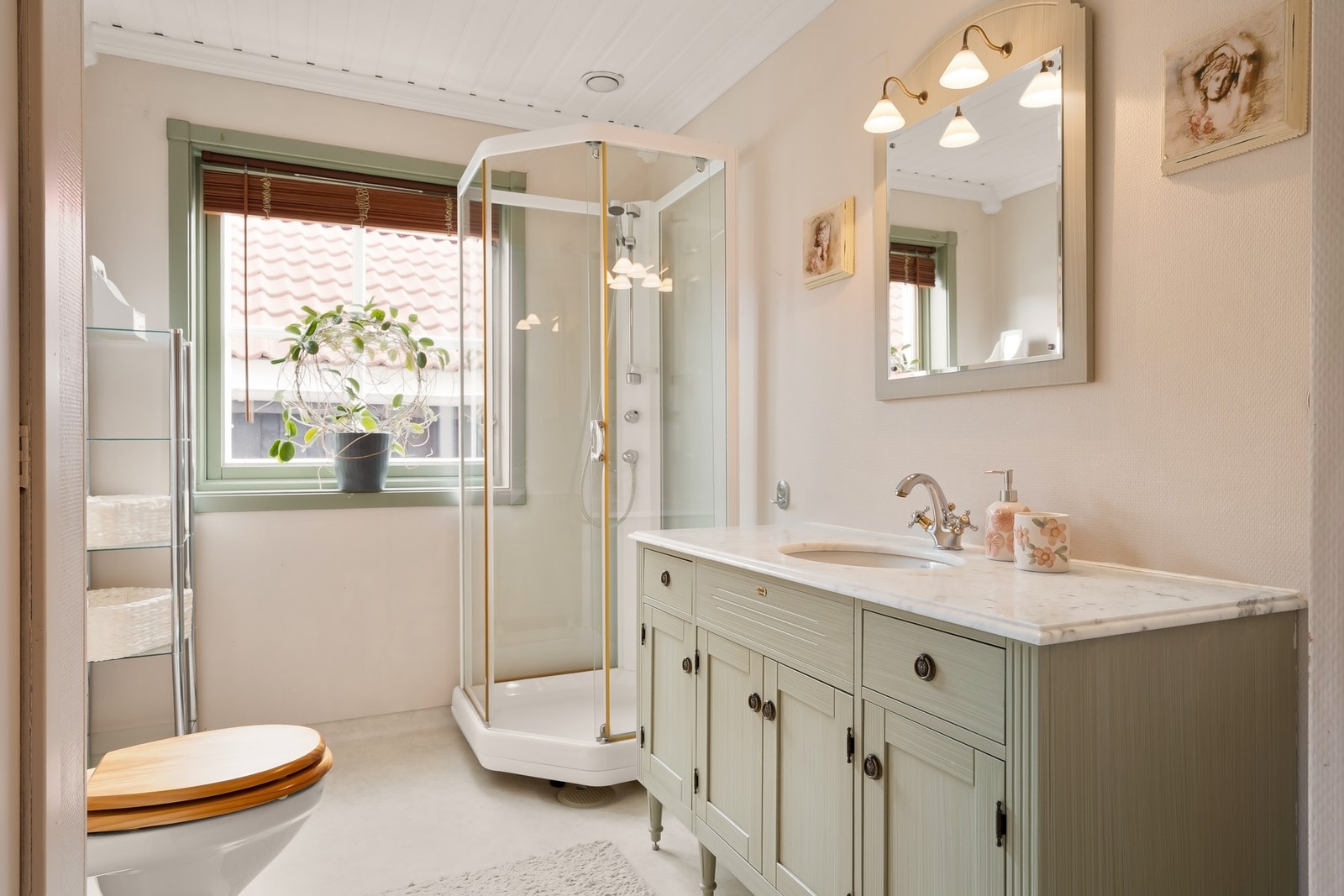 Badet i 1. etasje er fra byggeår med belegg på gulvet. Galleribilde