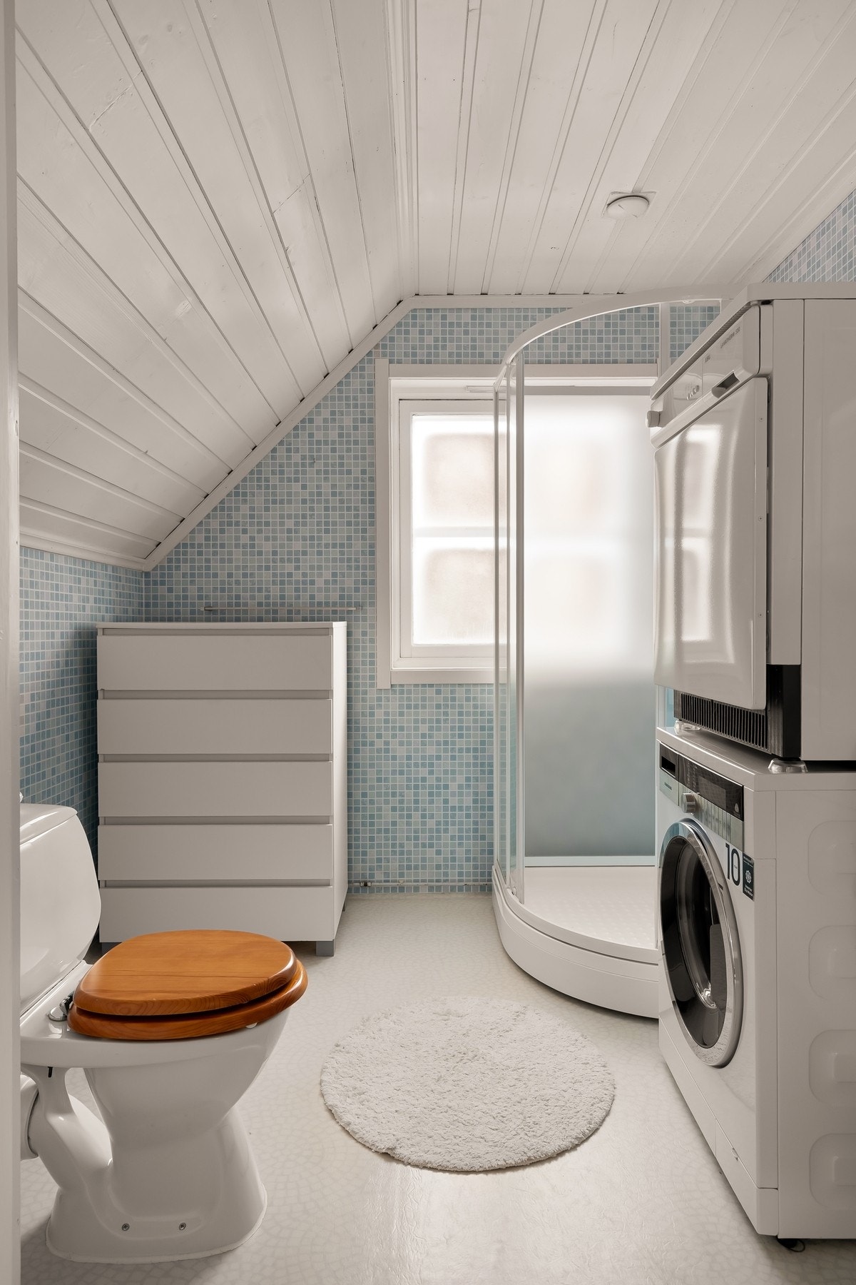 Badet i 2. etasje er fra byggeår. Dette har opplegg for vaskemaskin. Galleribilde