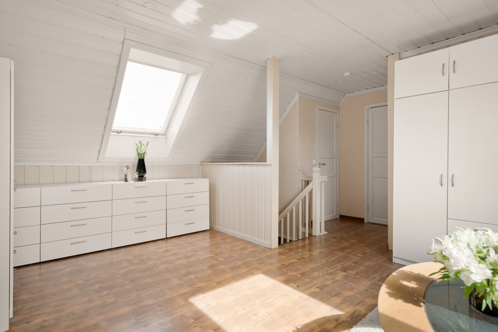 I 2. etasje er det loftstue, 3 soverom, 2 kott og baderom. Galleribilde