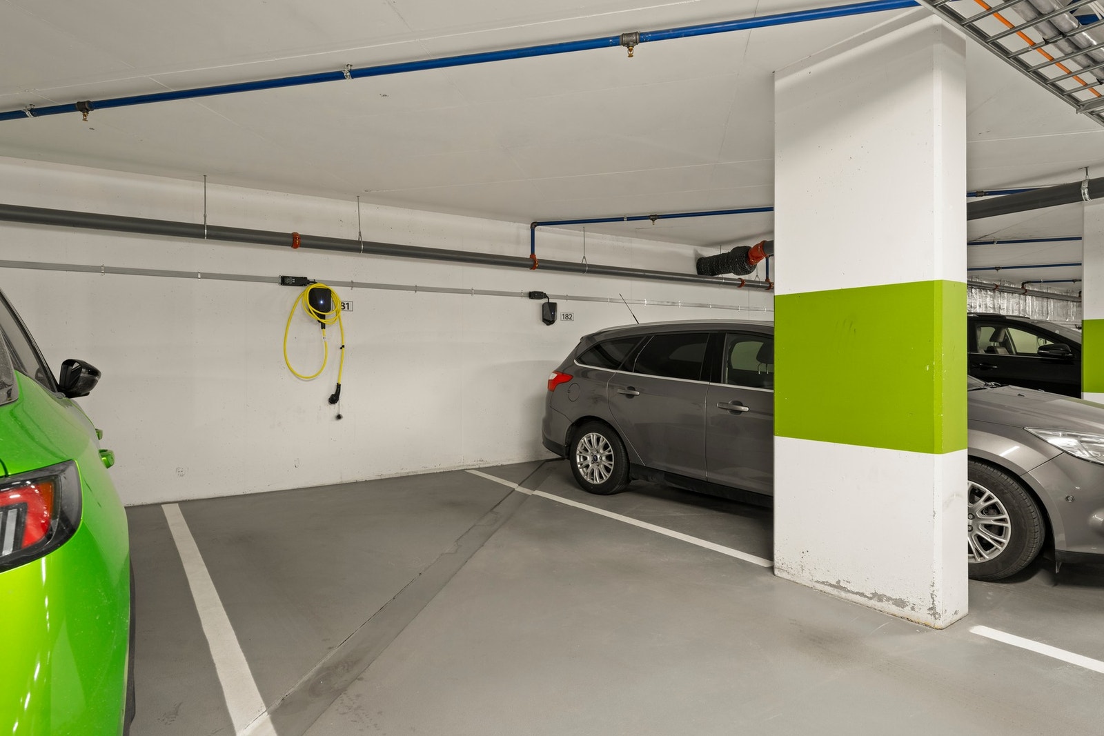 P-plass med lader Galleribilde