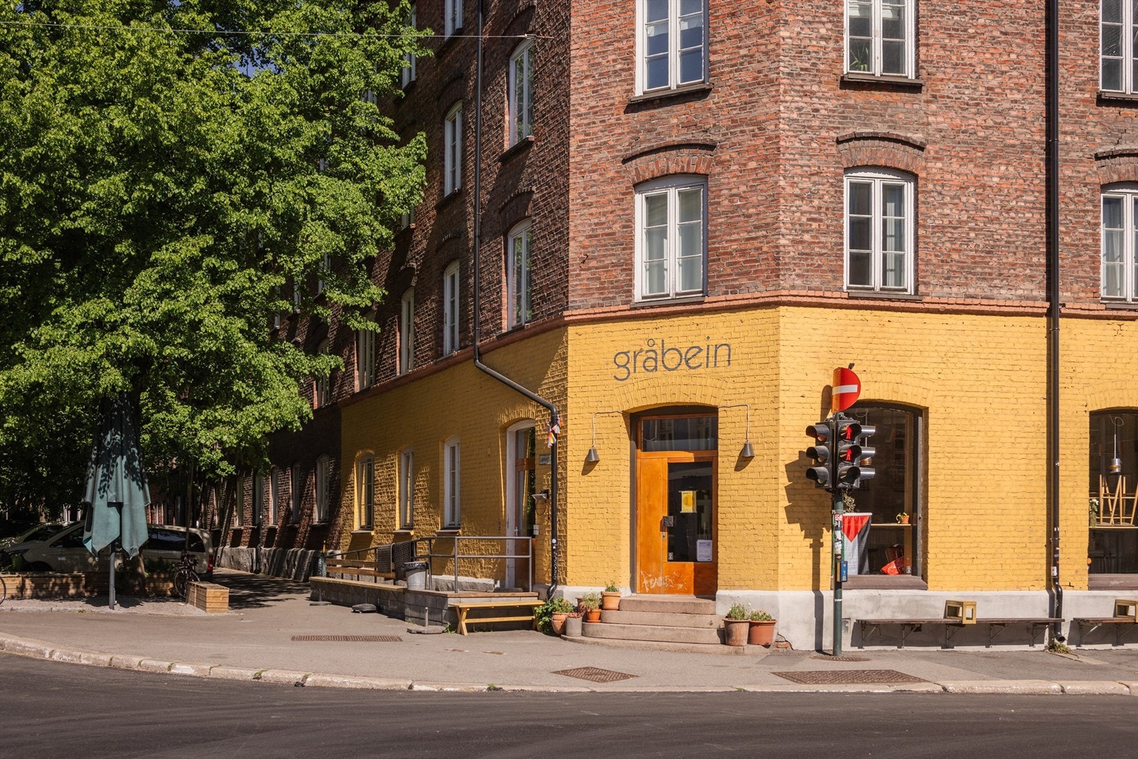 Gråbein Bar på Løkka er en avslappet nabolagsbar med god stemning, enkle drinker og et publikum som gjerne blir sittende lenge. Galleribilde