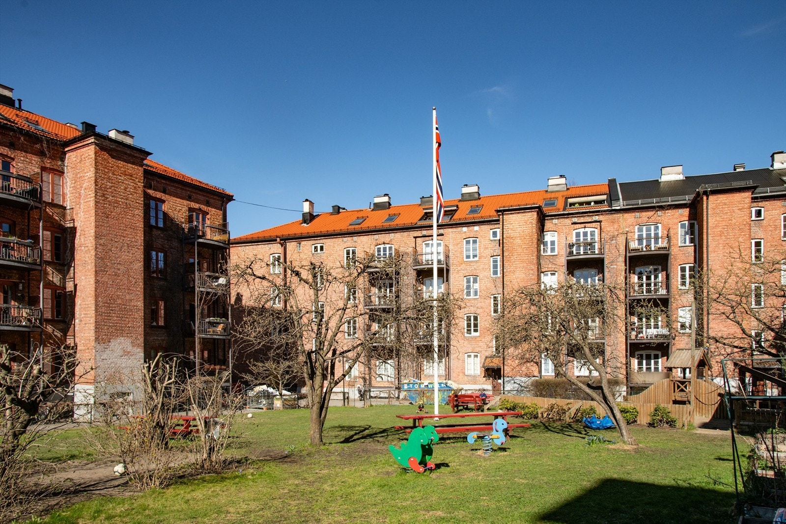 Videre er gårdsrommet opparbeidet med bl.a. plenarealer, diverse beplantning, prydbusker og asfalterte samt steinbelagte arealer bestående av gangbaner. Galleribilde