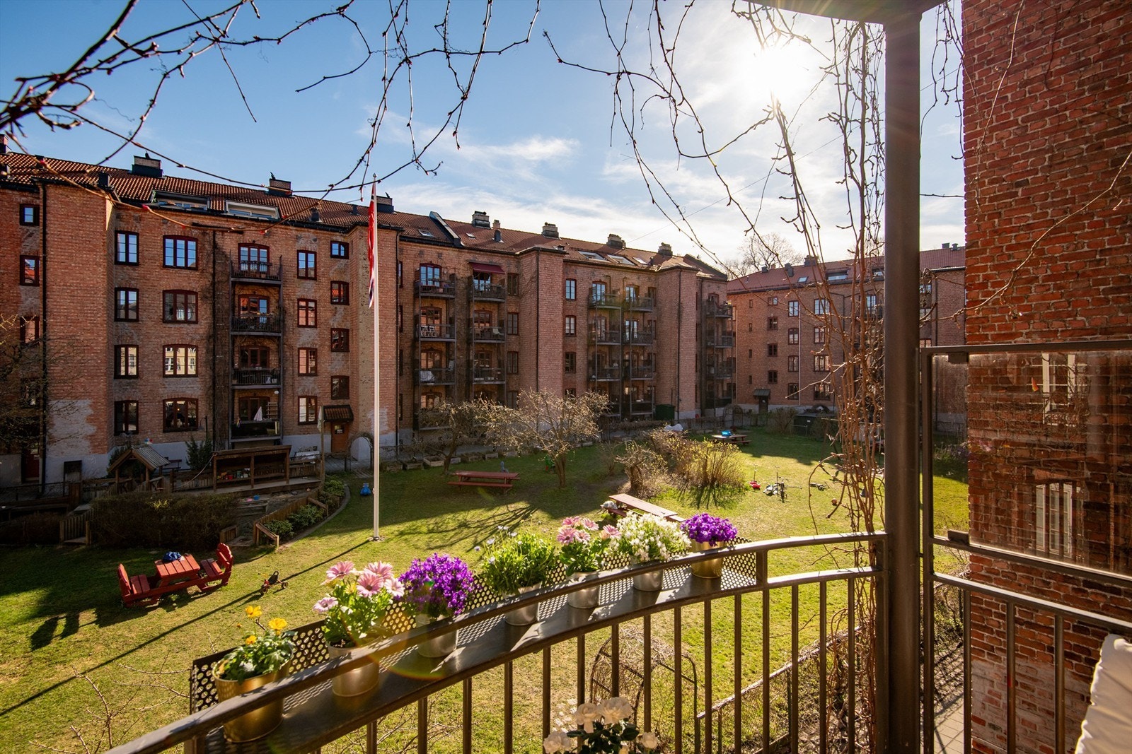 Fra stuen er det adkomst til balkong mot rolig bakgård, og som fungerer som en forlengelse av rommet på varme sommerdager. Galleribilde