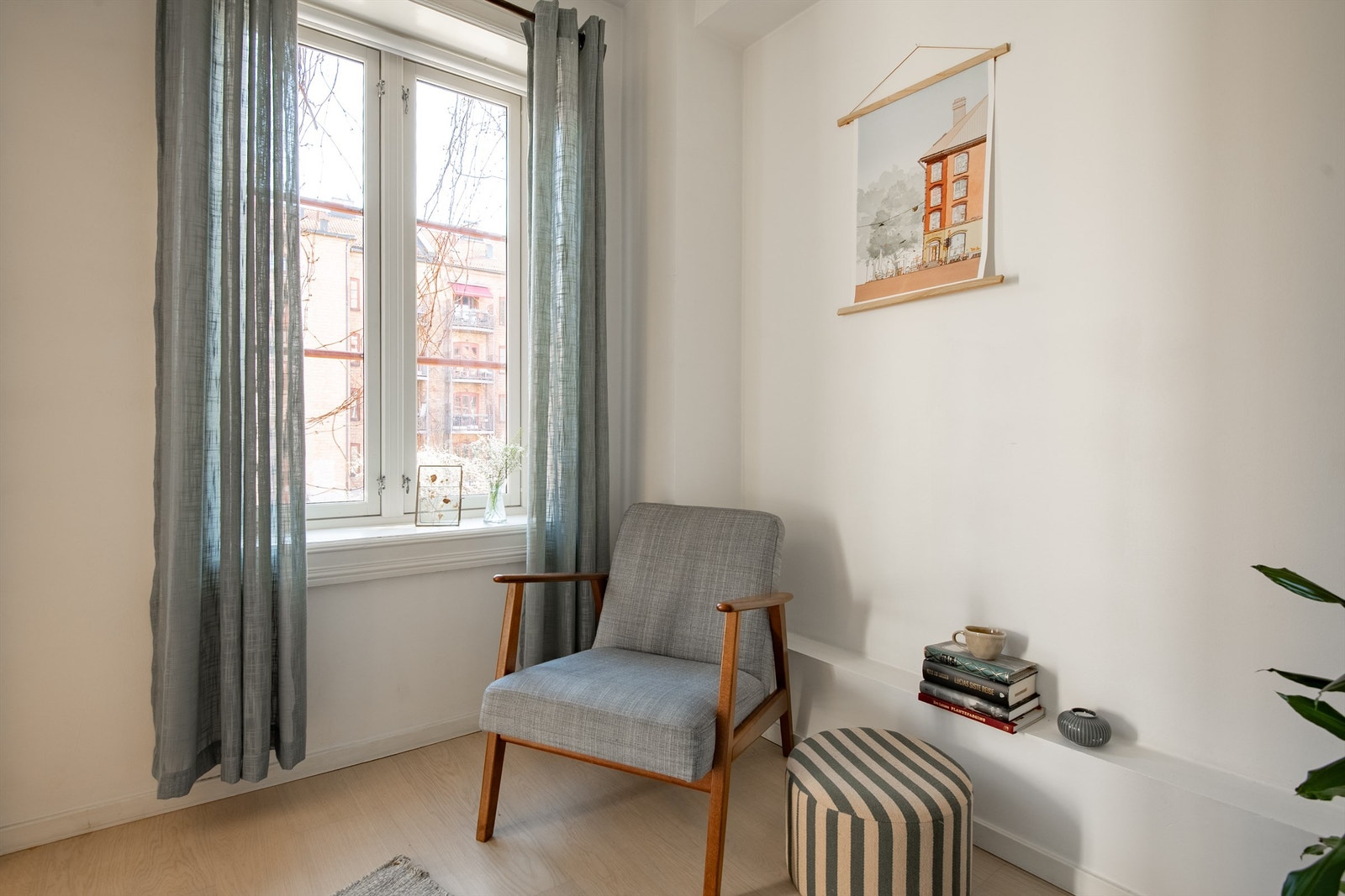 Leiligheten har også et mindre soverom vendt mot bakgården, i dag innredet som gjeste- eller barnerom. Galleribilde