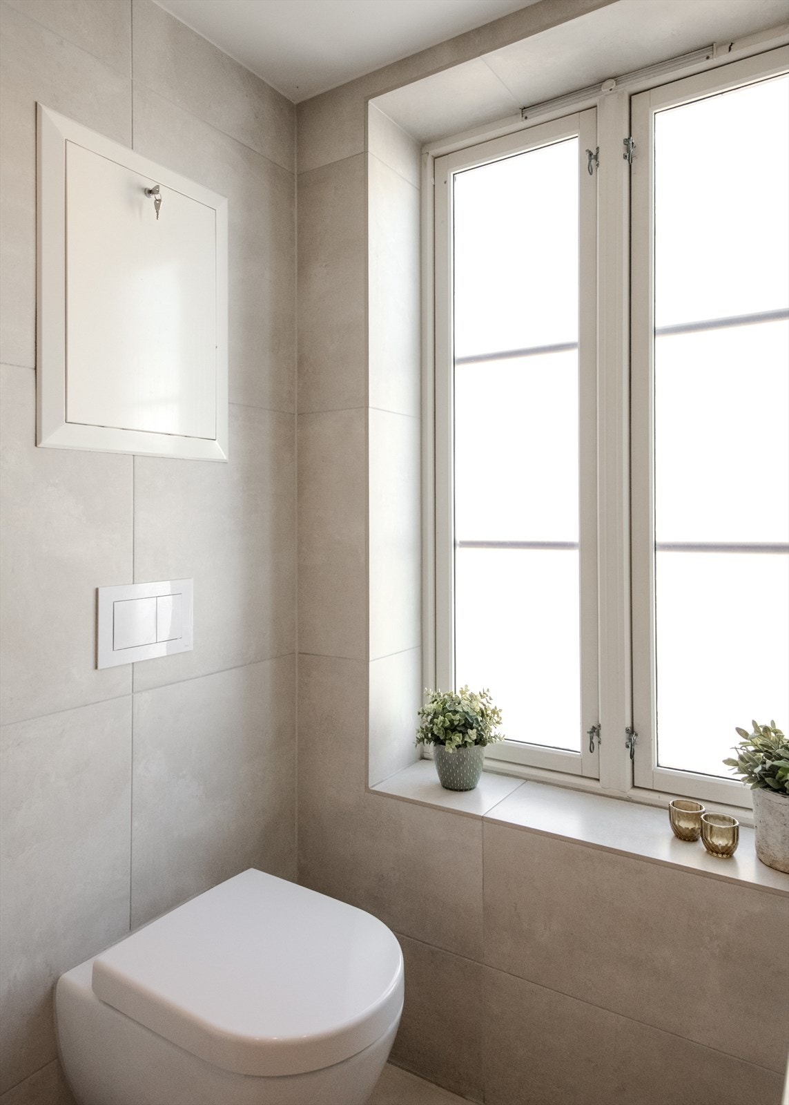 Det er også opplegg for vaskemaskin og tørketrommel. Dype vinduskarmer på badet. Galleribilde