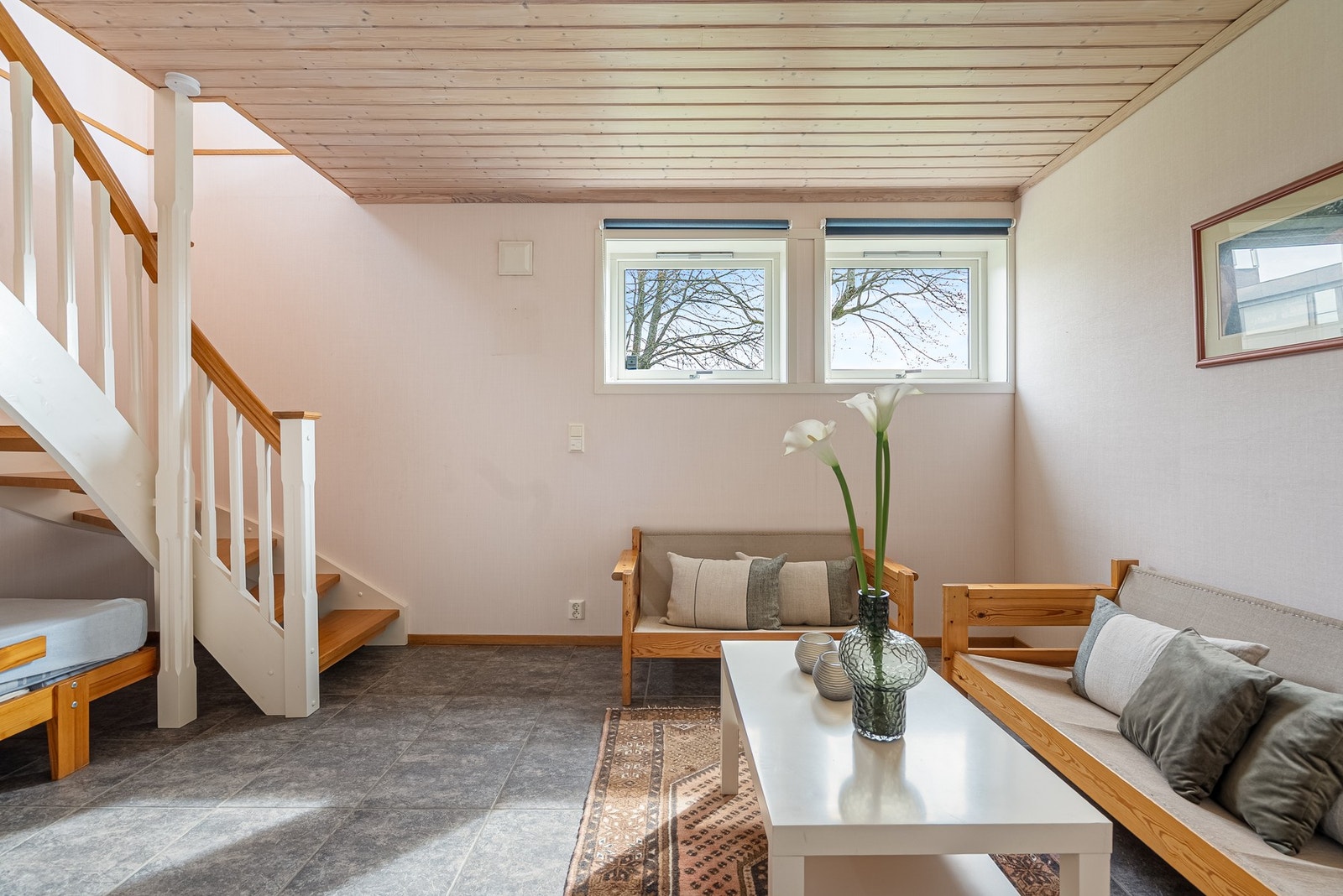 Fra stuen er det adkomst til denne kjellerstue og soverom Galleribilde