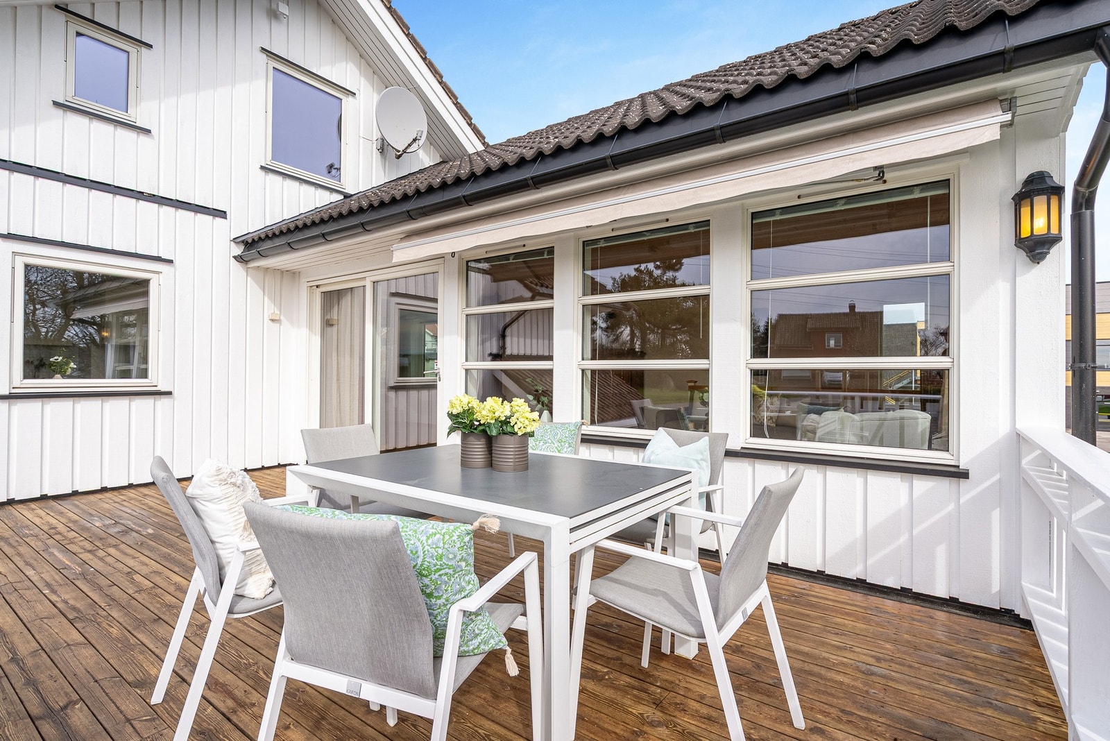 Bilde er fra terrasse ut fra den tilbygde stuen Galleribilde