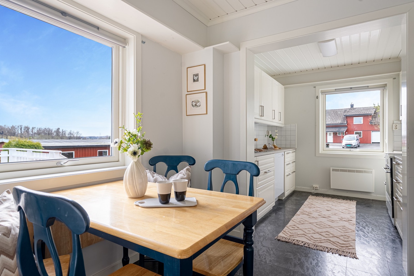 På kjøkkenet er det god spiseplass foran vinduet Galleribilde