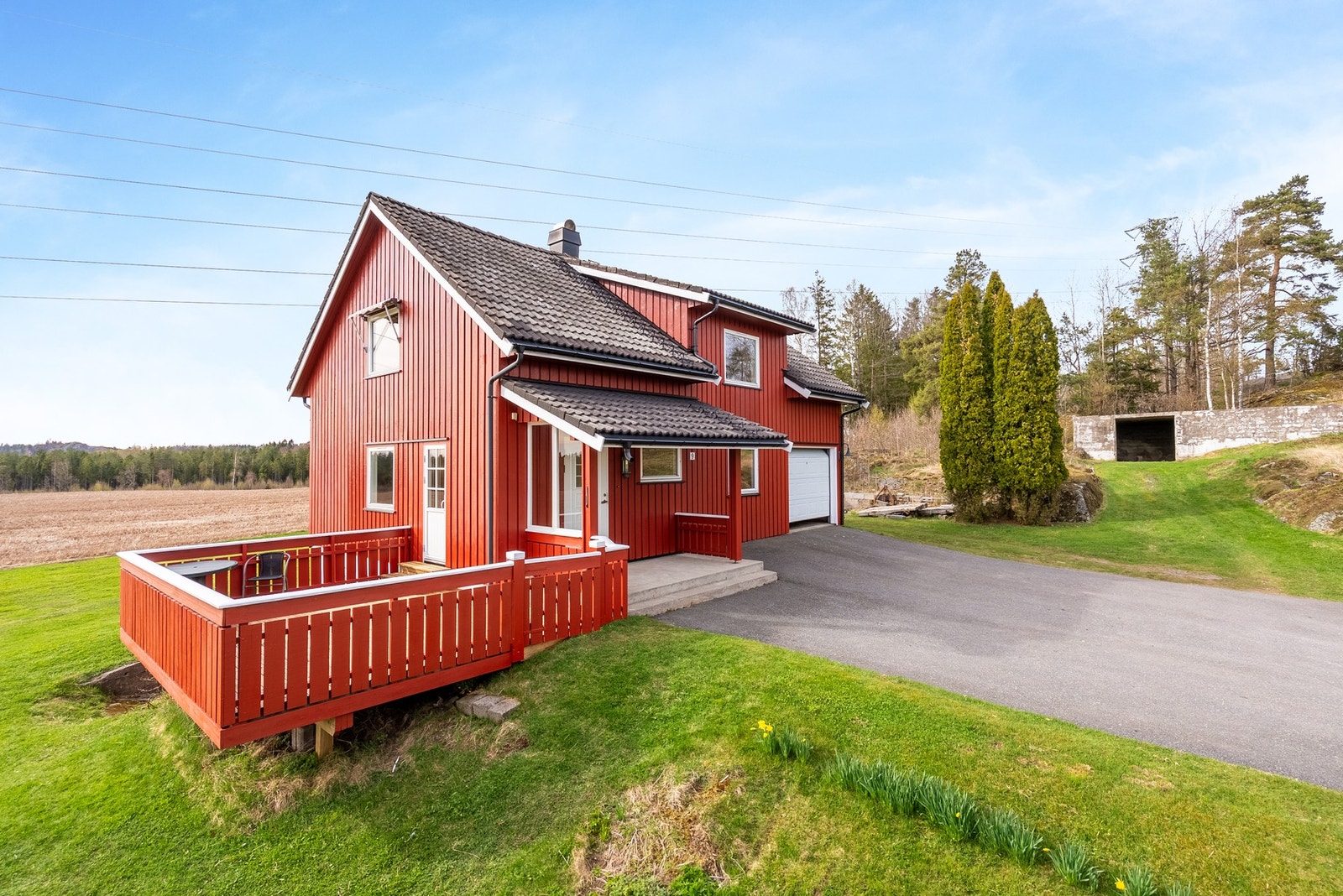 Denne boligen har også flere solrike uteplasser Galleribilde