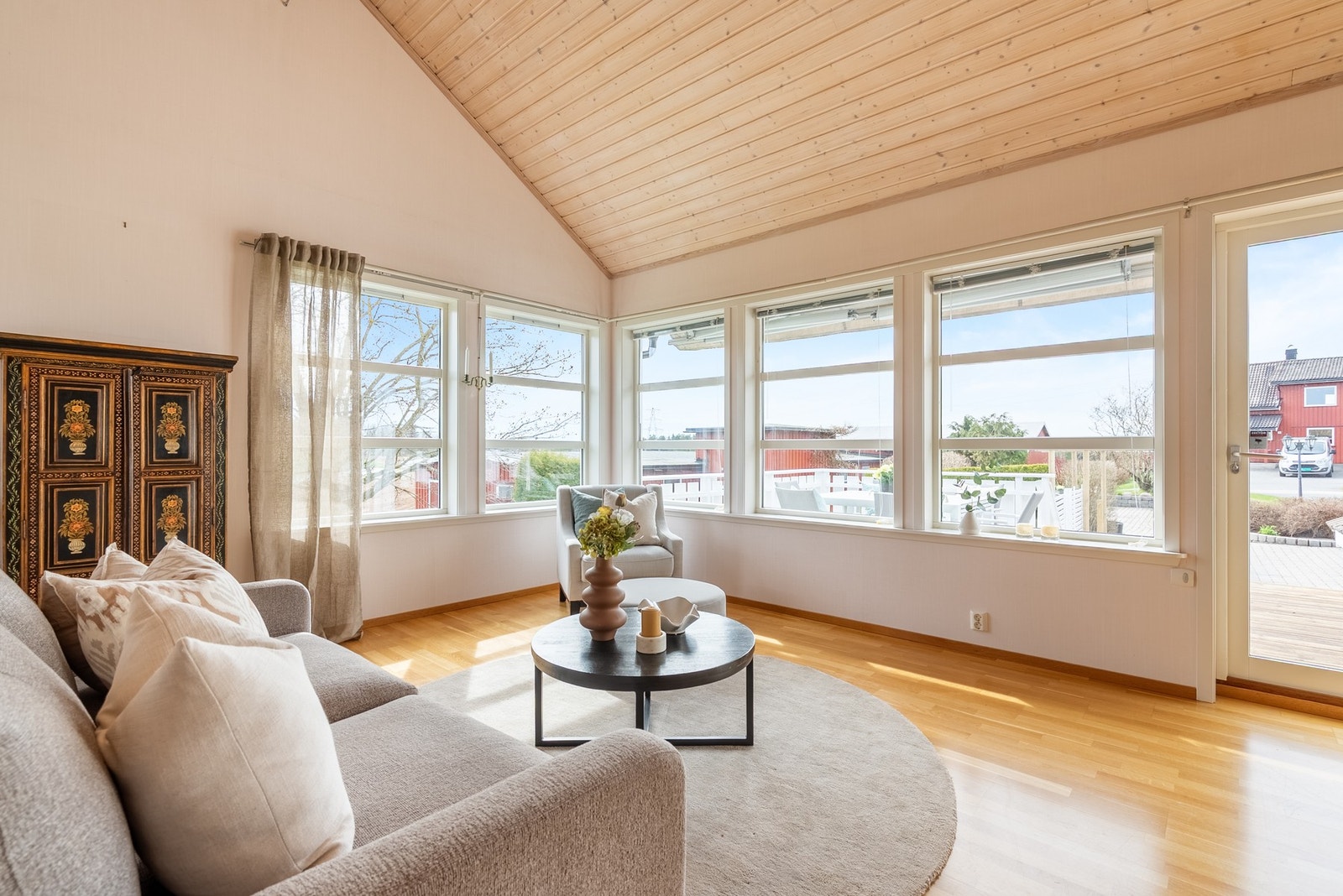 Tilbygget stue med utgang til meget solrik terrasse Galleribilde