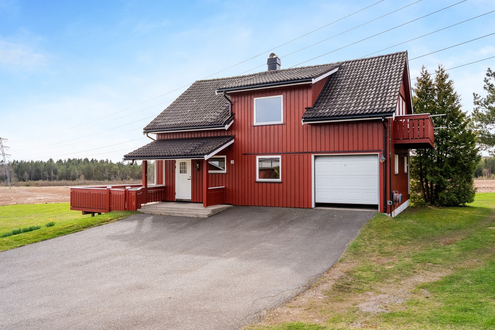 På eiendommen er det 2 bolighus Galleribilde