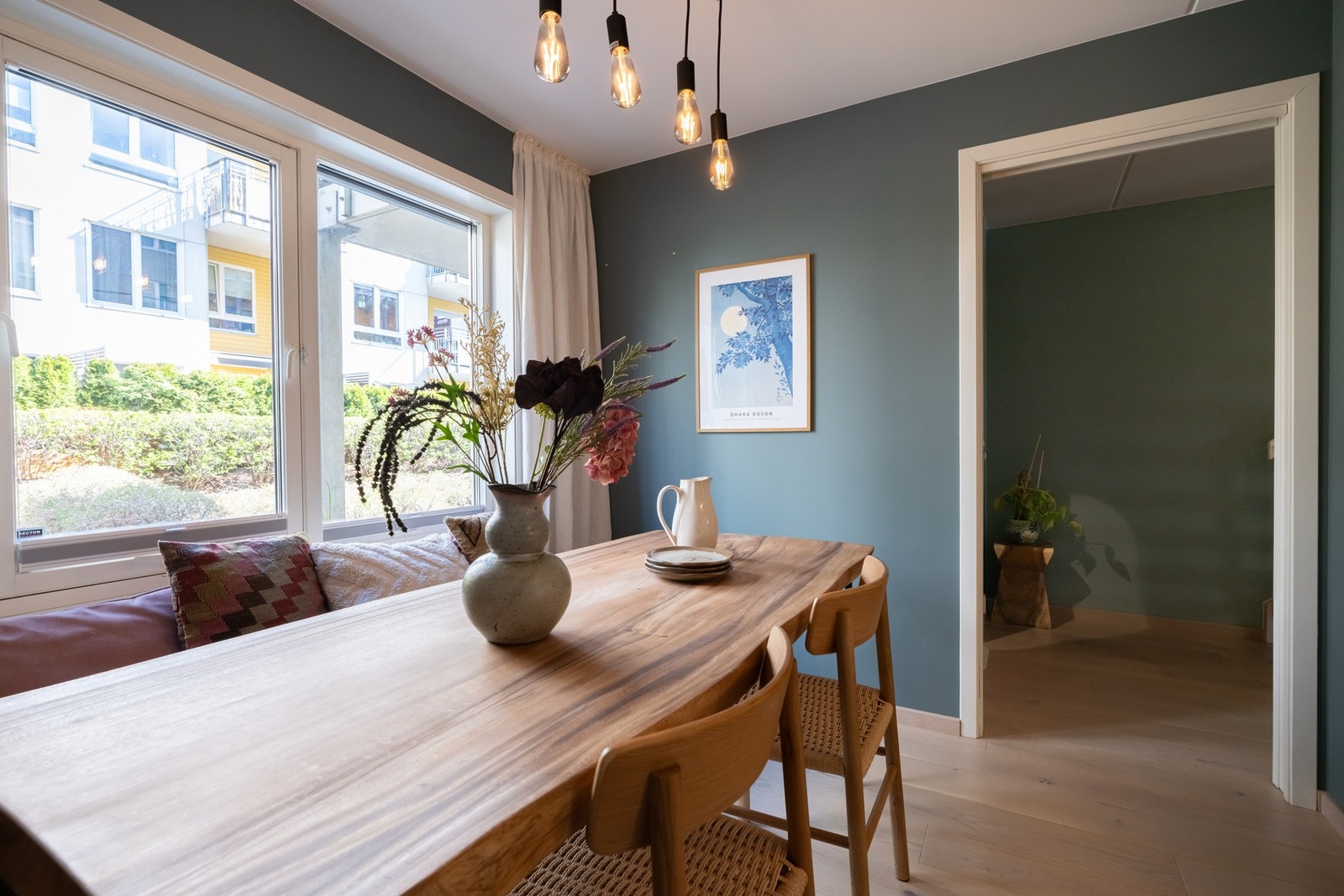 Her kan du sitte og følge med mens barna leker rett utenfor. Galleribilde