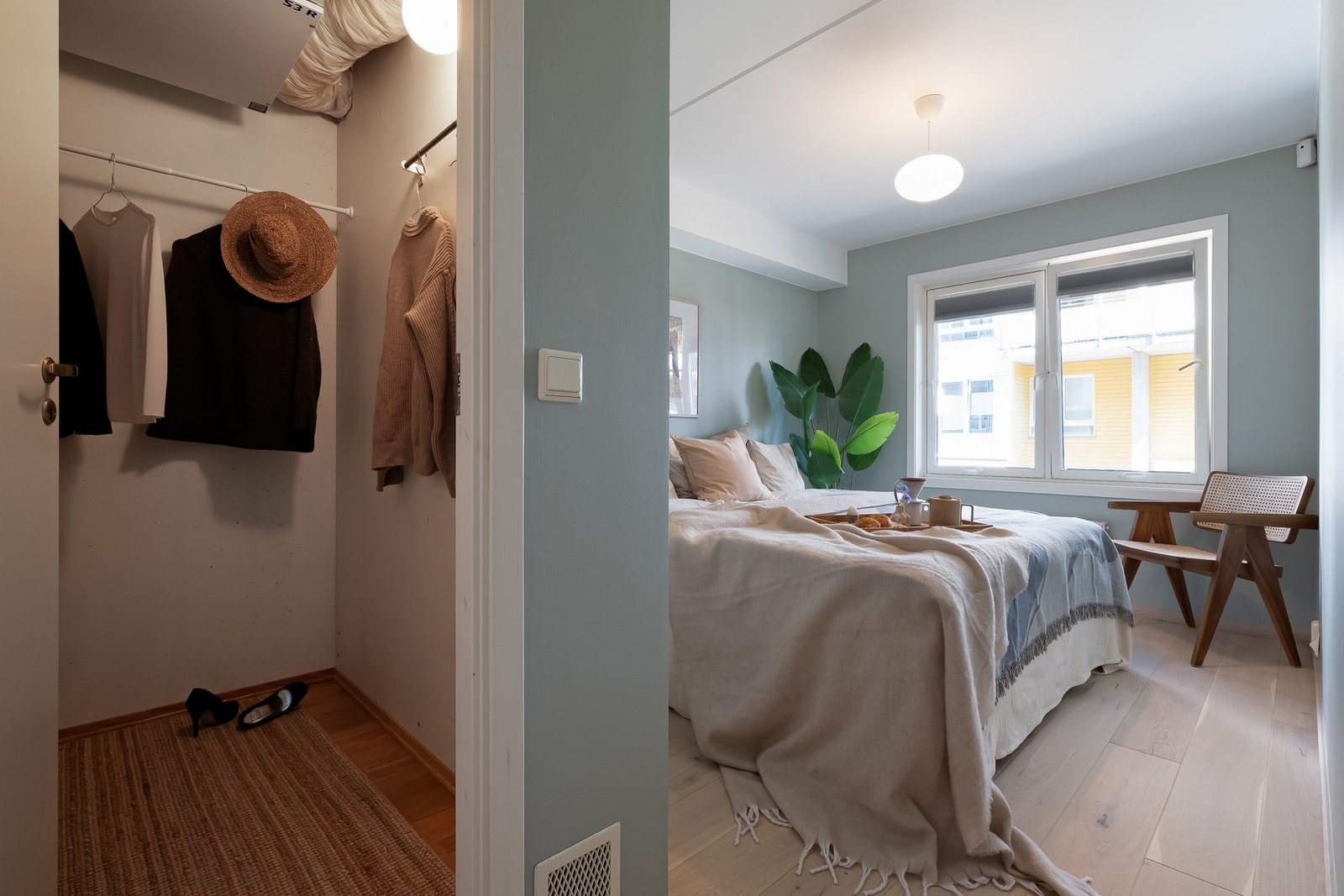 I denne etasjen er det totalt tre soverom. Fra hovedsoverommet er det adkomst til en praktisk bod/walk-in closet med god lagringsplass til klær og annet. Galleribilde