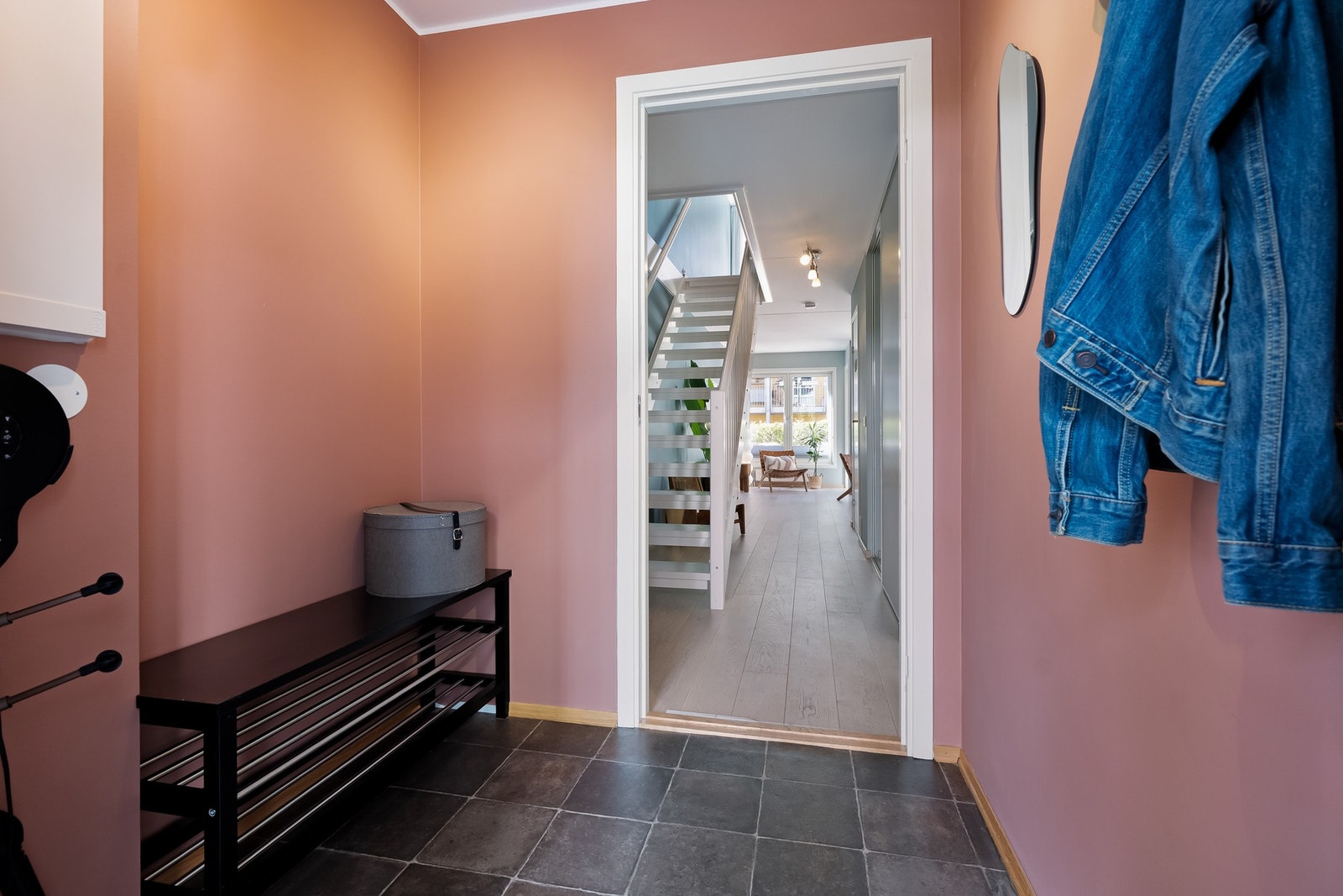Du kommer inn i en lys entré som gir et godt førsteinntrykk av boligen. Kom inn og føl deg hjemme fra første sekund! Galleribilde