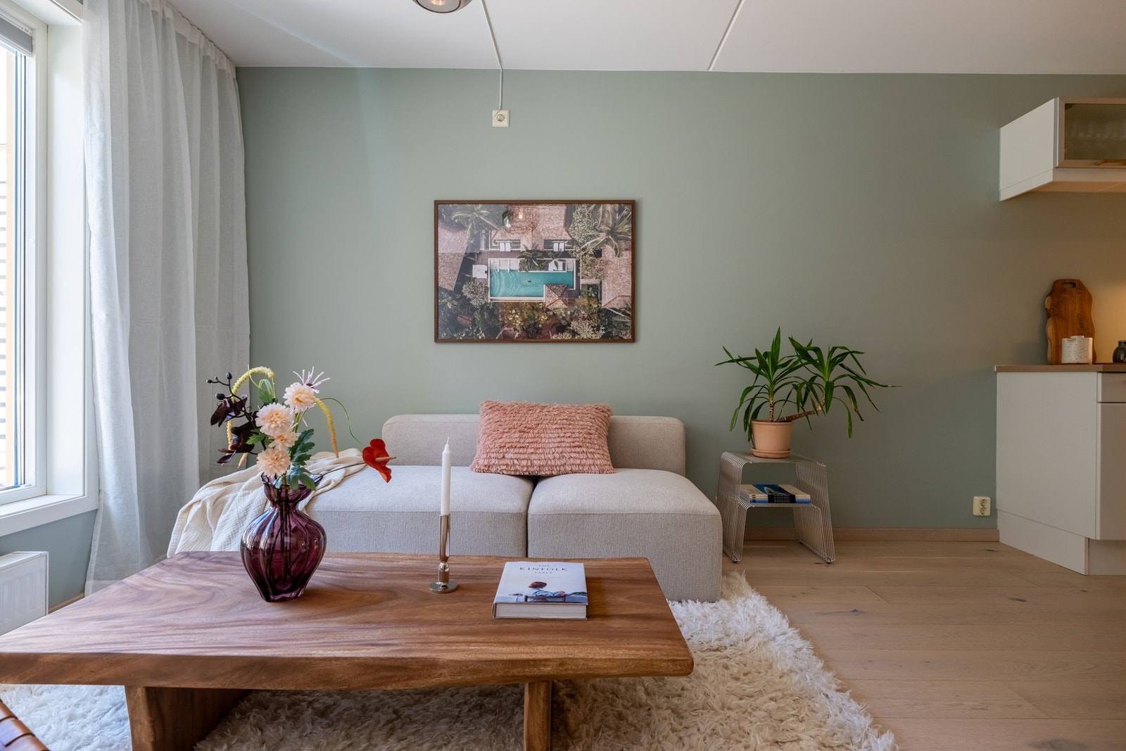 Det sosiale allrommet har flott 1-stavs parkett på gulvet og er malt i delikate fargevalg. Galleribilde