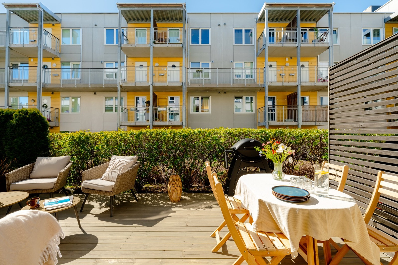 Uteplassen er sydvestvendt, så her får du sol fra tidlig formiddag og frem til rundt kl. 21 på solfylte sommerdager. Galleribilde