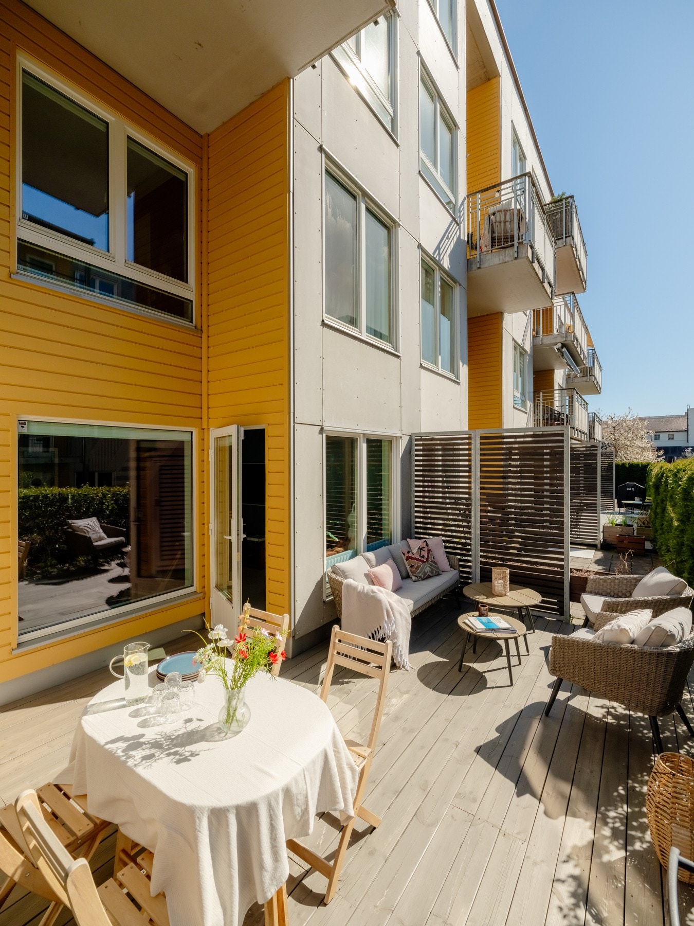 Plattingen er på ca. 18 kvm og har god plass til spisebord, lounge, grill og beplantning. Elektrisk og gassgrill er tillatt i sameiet, så middagen kan enkelt tilberedes utendørs. Galleribilde