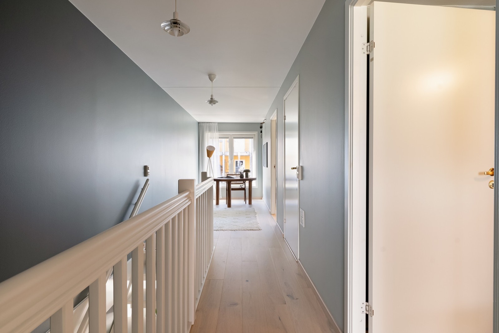 Her blir du møtt av en romslig gang/oppholdsrom som gir ekstra boltreplass. Galleribilde