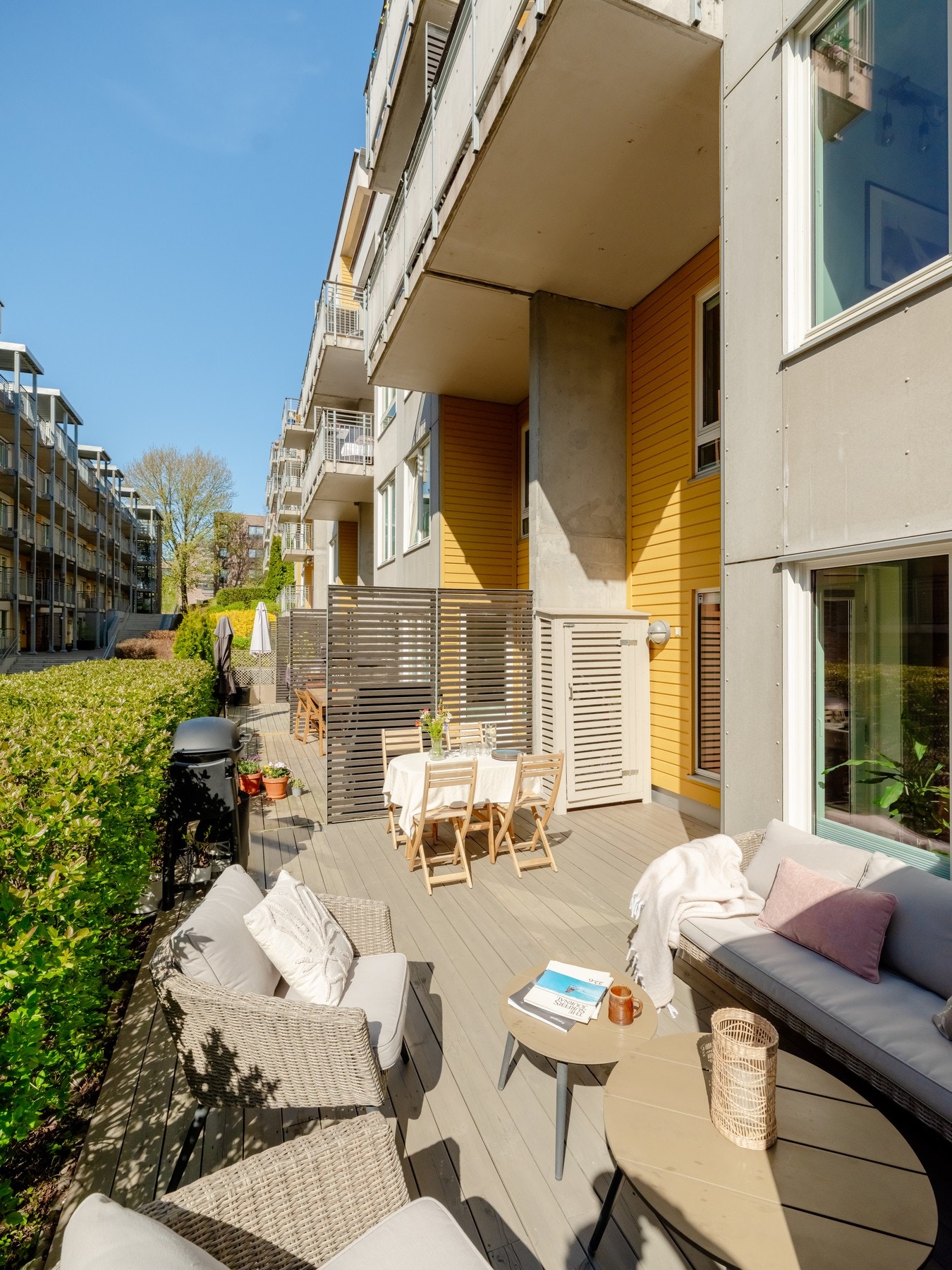 På uteplassen er det også en praktisk bod som er perfekt til oppbevaring av uteputer, redskap og annet. Galleribilde