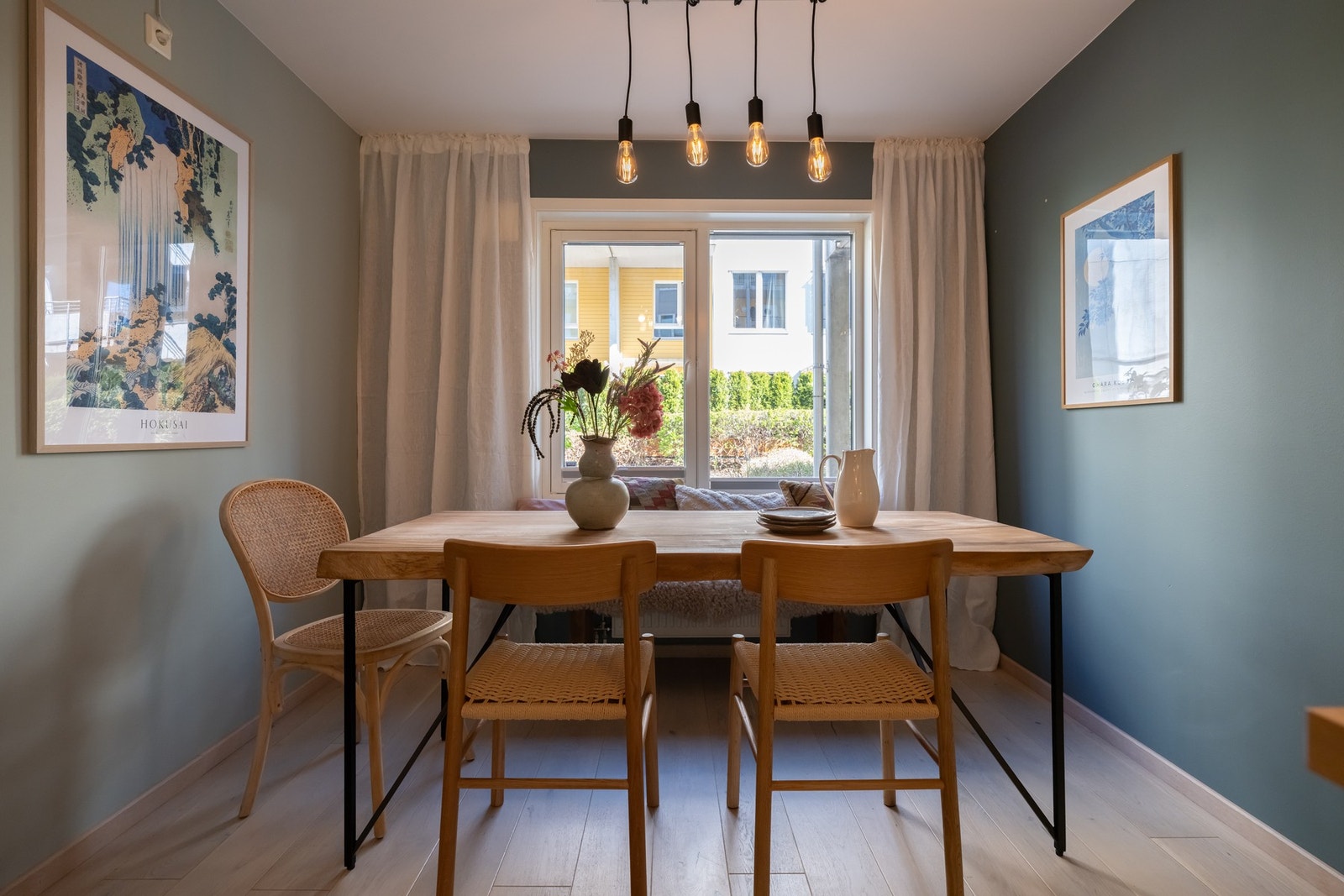 Det er også god plass til spisebord, hvor både familie og venner kan samles. Galleribilde