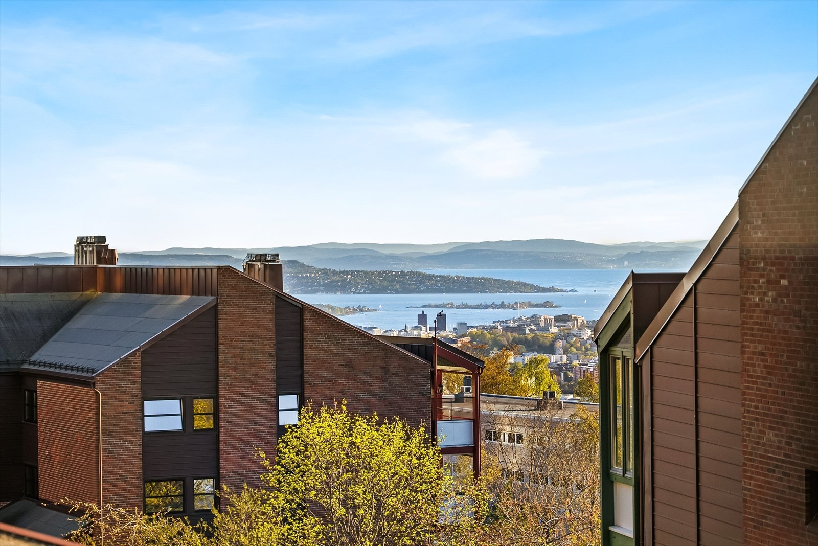 Utsikten er mer enn lekker, og strekker seg ned til Oslofjorden, via Holmenkollen og innover Maridalsvannet og Maridalen Galleribilde