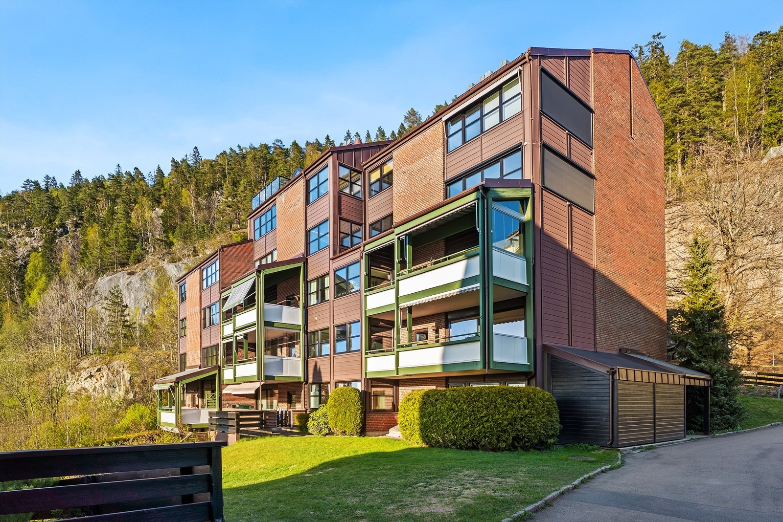 Boligblokken har en fin internbeliggenhet Galleribilde