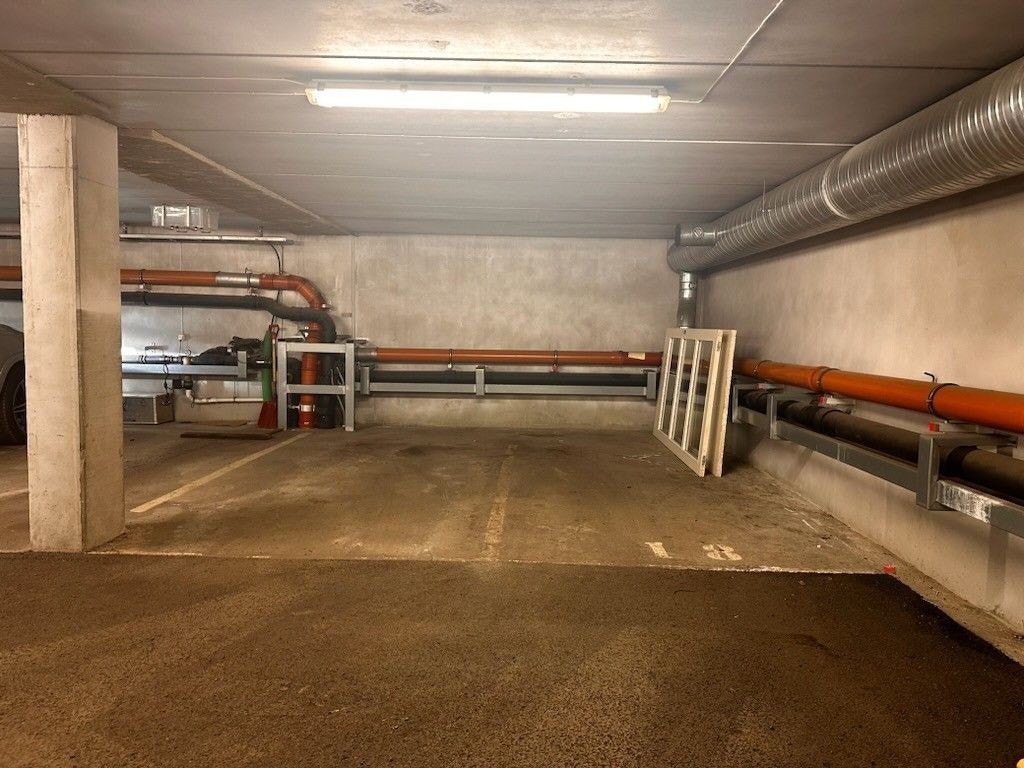 Det medfølger en stor garasjeplass neste tilsvarende to plasser i lukket anlegg - sameiet har 8 gjestparkeringer Galleribilde