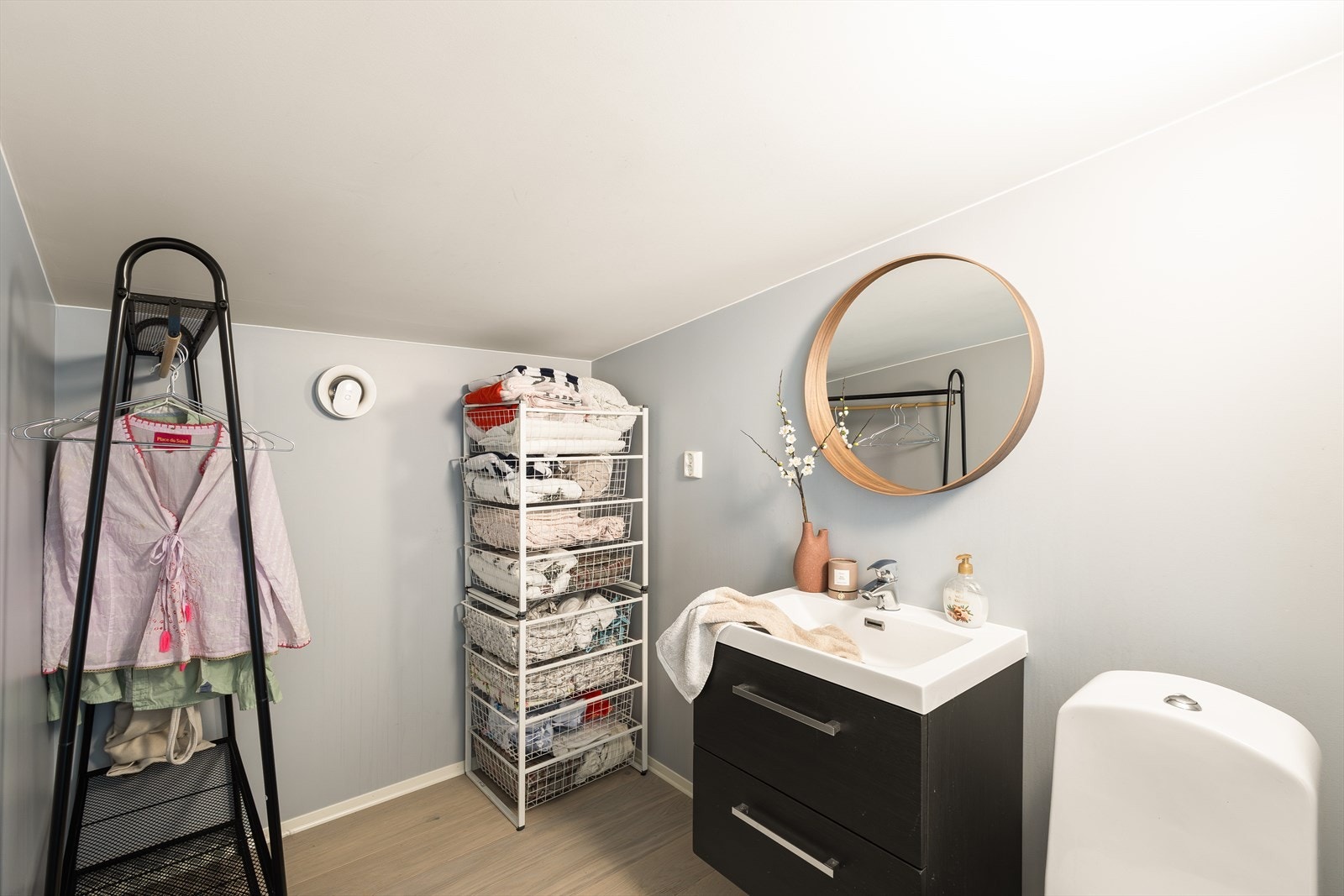- Separat wc-rom med toalett og servant - Galleribilde