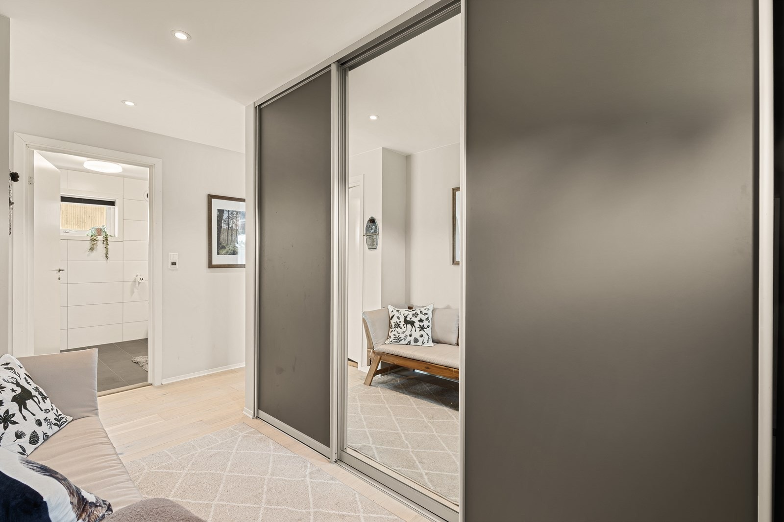 - Entré/gang måler 10,9m². Her har du rikelig med plass til å henge fra deg yttertøy i integrert garderobeløsning med skyvedører - Galleribilde