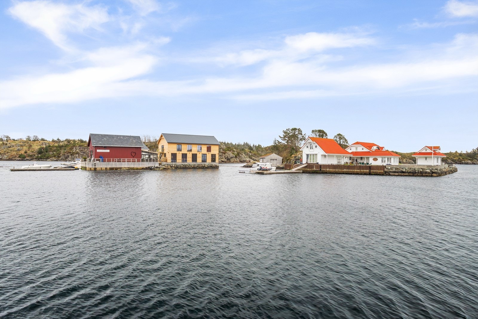 - Det er ca. 2 km til dagligvarebutikk i Bakkasund, hvor man også kan legge til med båt - Galleribilde
