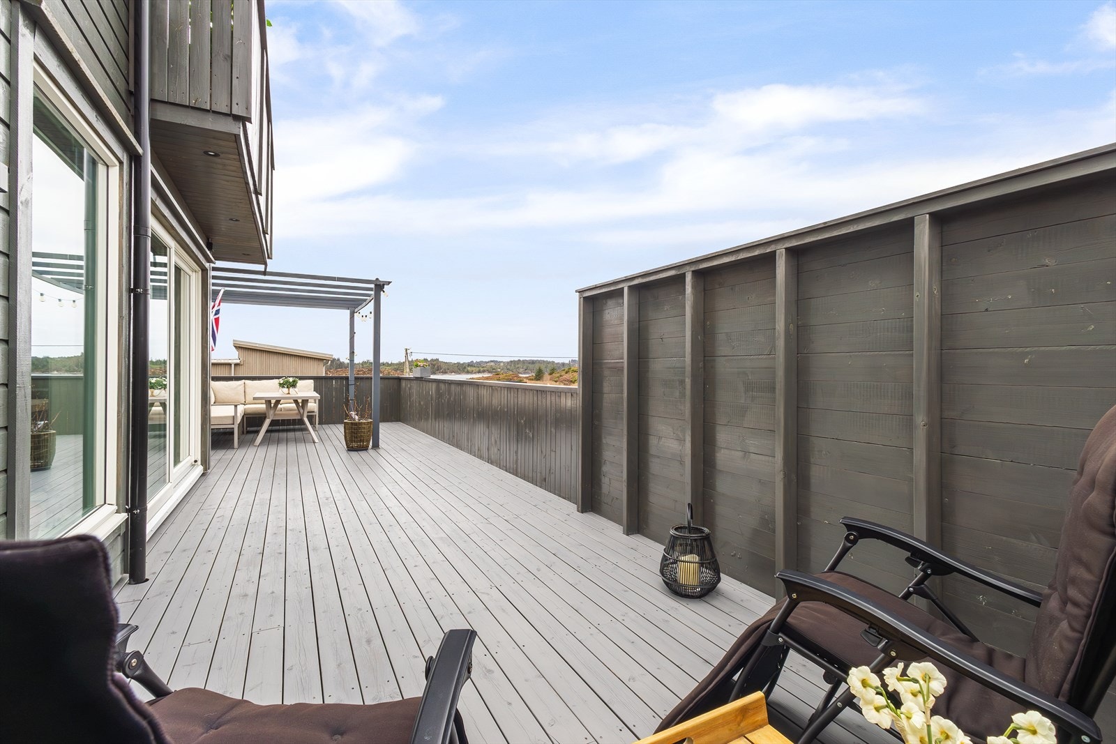 - Terrassen måler hele 84m² - Galleribilde
