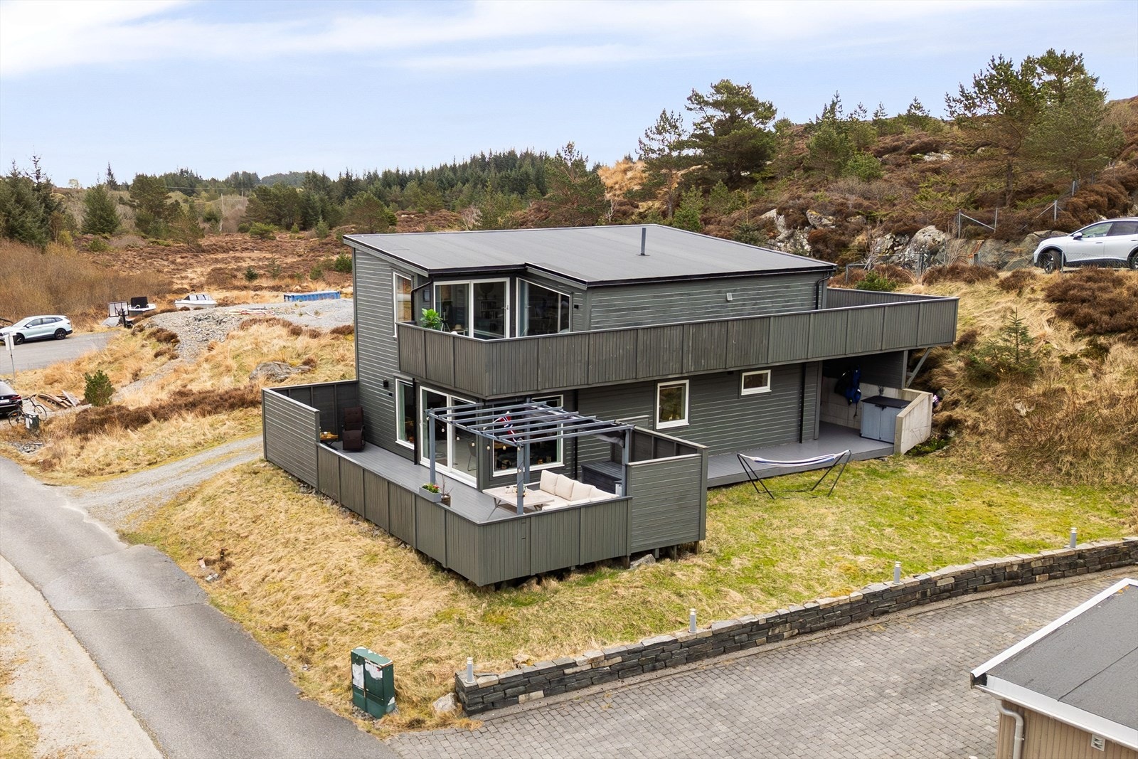 - Nabolaget byr på variert natur med svaberg, lyngheier og flotte turmuligheter både til fots og på sjøen - Galleribilde