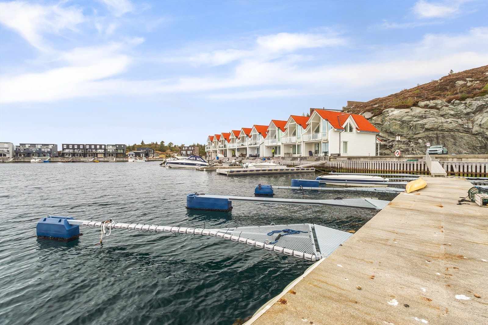 - En fantastisk fritidsbolig med umiddelbar nærhet til sjø og båtliv, med medfølgende båtplass på flytebrygge like ved - Galleribilde